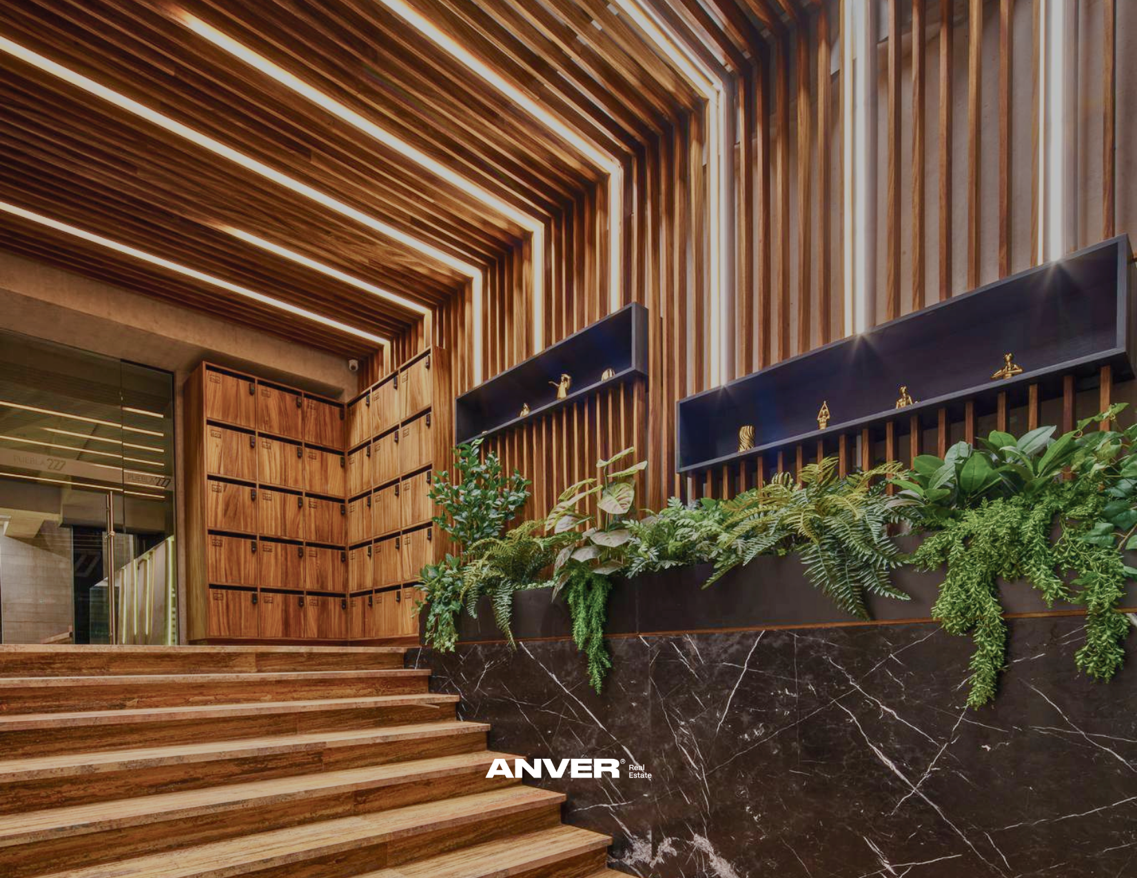 Vestíbulo moderno con paredes recubiertas de madera, escaleras de madera, estantes con objetos decorativos y muchas plantas verdes.