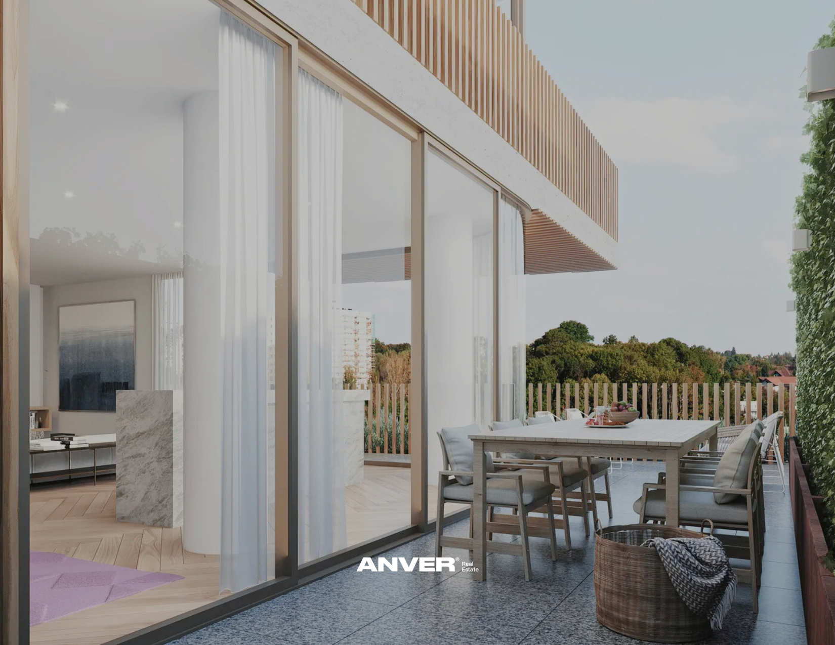 Terraza con mesa rectangular y sillas, vista a áreas verdes con árboles, interior moderno con paredes de cristal y cortinas blancas