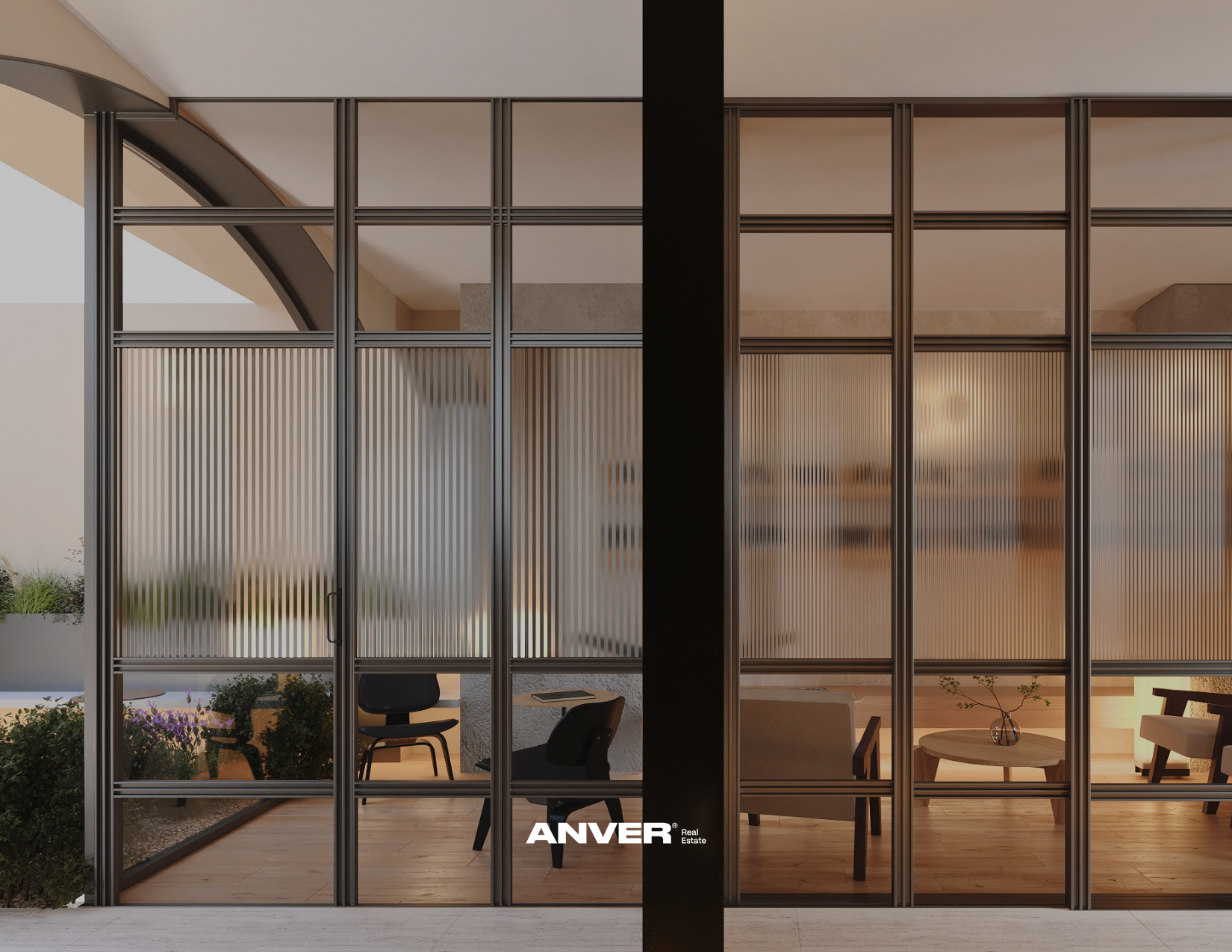 Vista frontal de una casa moderna con paredes de vidrio y puertas correderas. La parte izquierda muestra un espacio interior con muebles y plantas, y la parte derecha se observa una habitación con luz cálida. En el centro, una columna negra divide ambas partes.