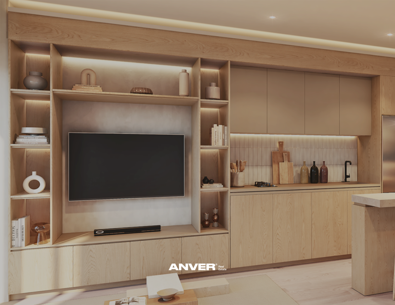 Sala de estar moderna con pared de madera y estanterías, pantalla plana y decoración en tonos neutros, cocina en el fondo con utensilios y accesorios de madera y cerámica.