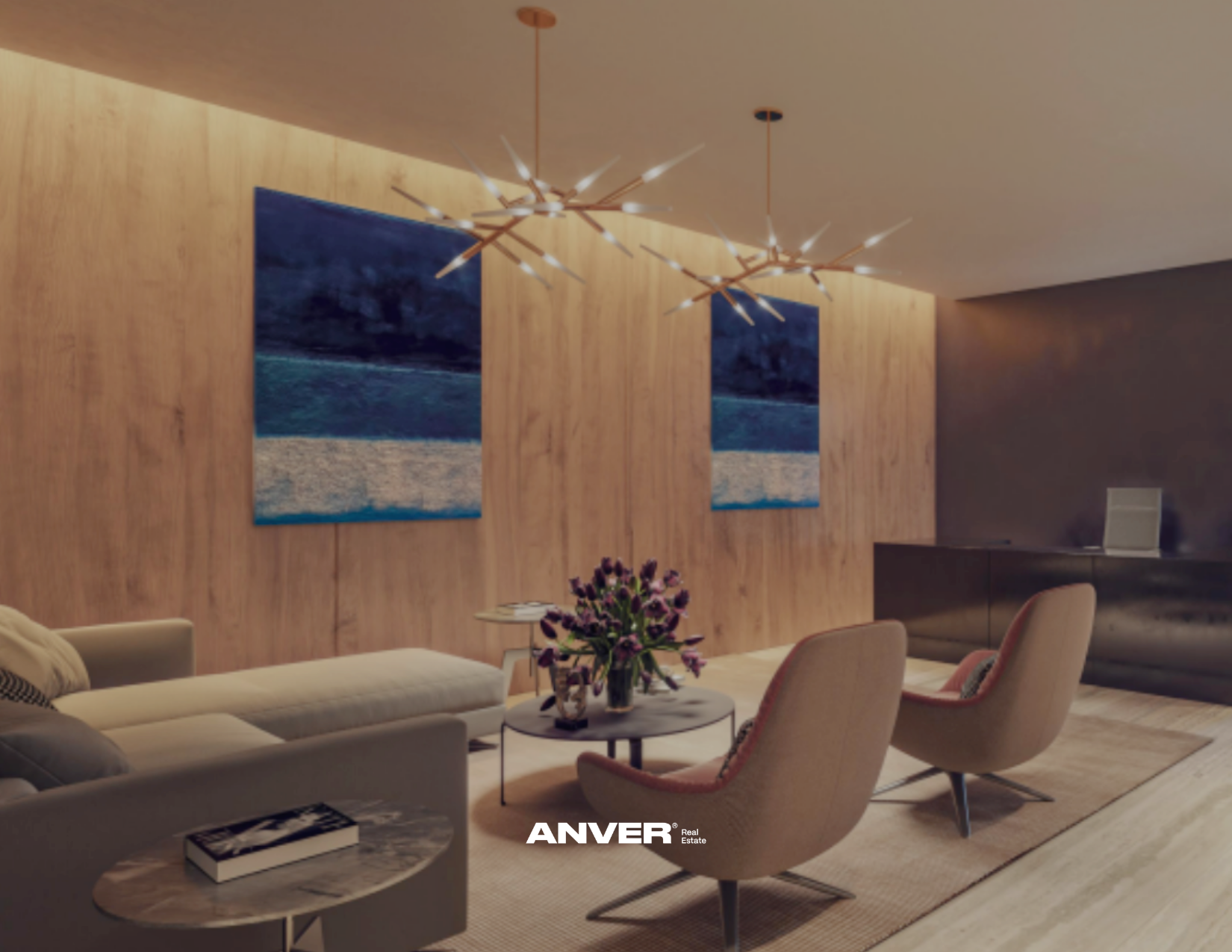 Sala de estar moderna con paredes de madera, obras de arte en tonos azules en la pared, una mesa con flores y sillones cómodos.