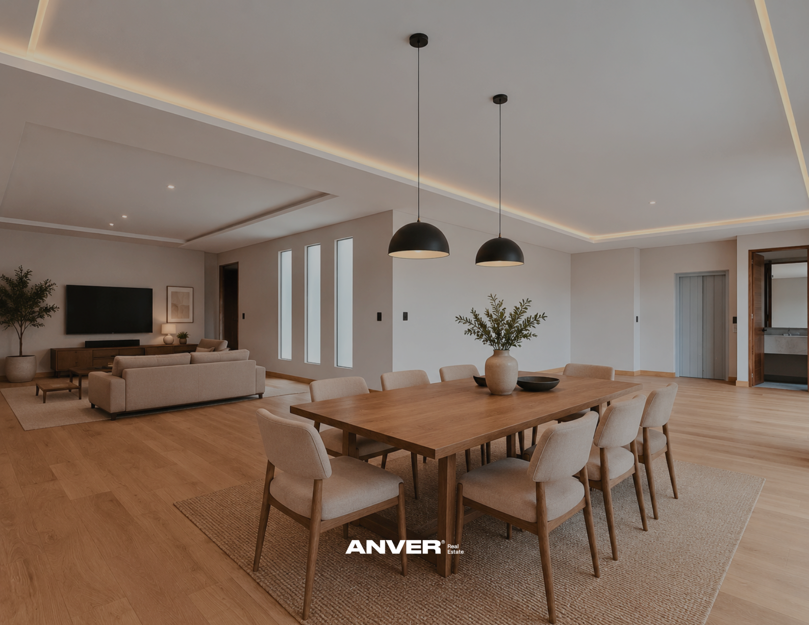 Sala de estar y comedor con muebles en tonos neutros, paredes blancas, piso de madera, iluminación empotrada y dos lámparas colgantes negras.