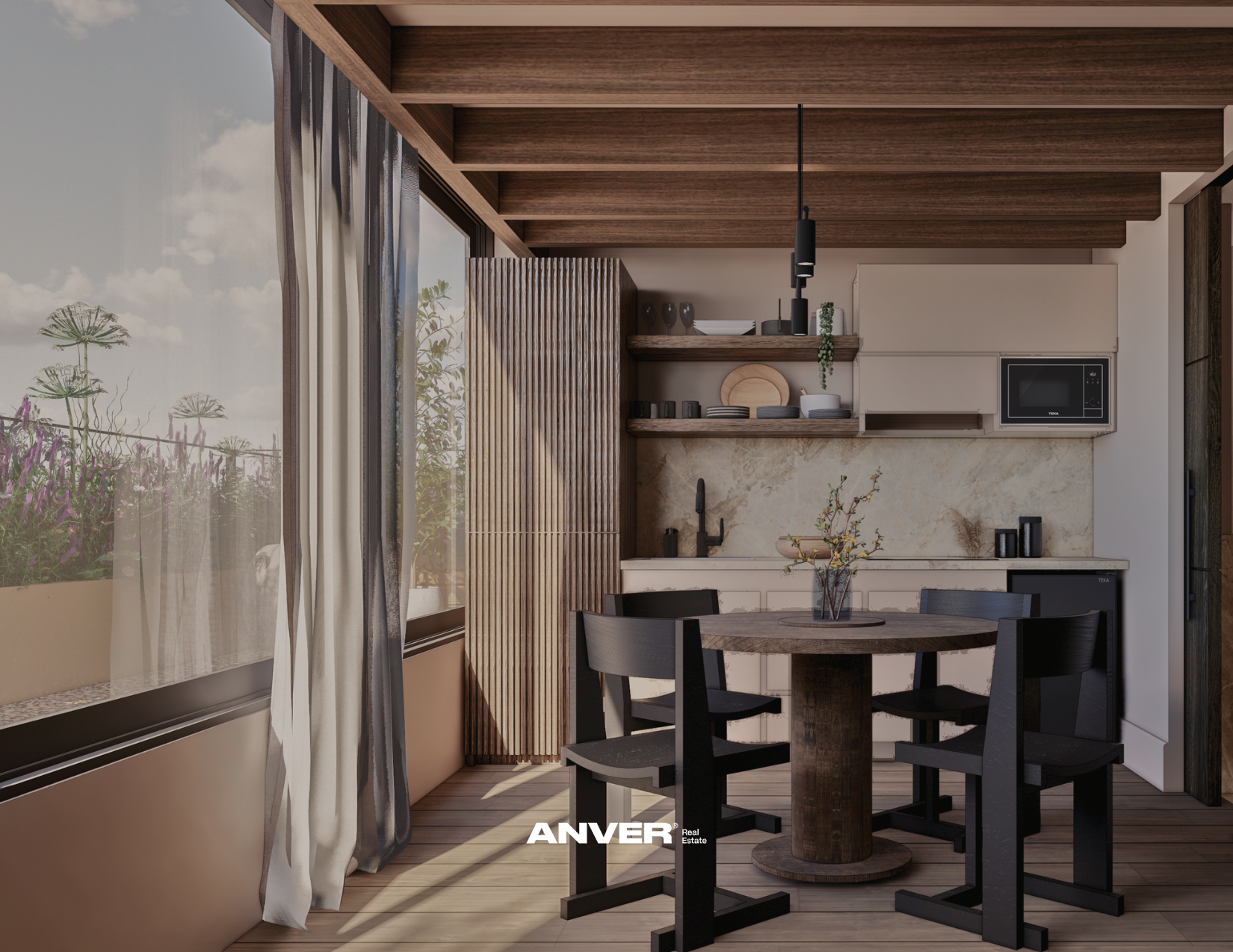 Vista de una cocina moderna con paredes de piedra, estantes de madera con platos y copas, una mesa redonda con cuatro sillas negras, un lavabo y una ventana grande con cortinas blancas y vista a un balcón con plantas y flores
