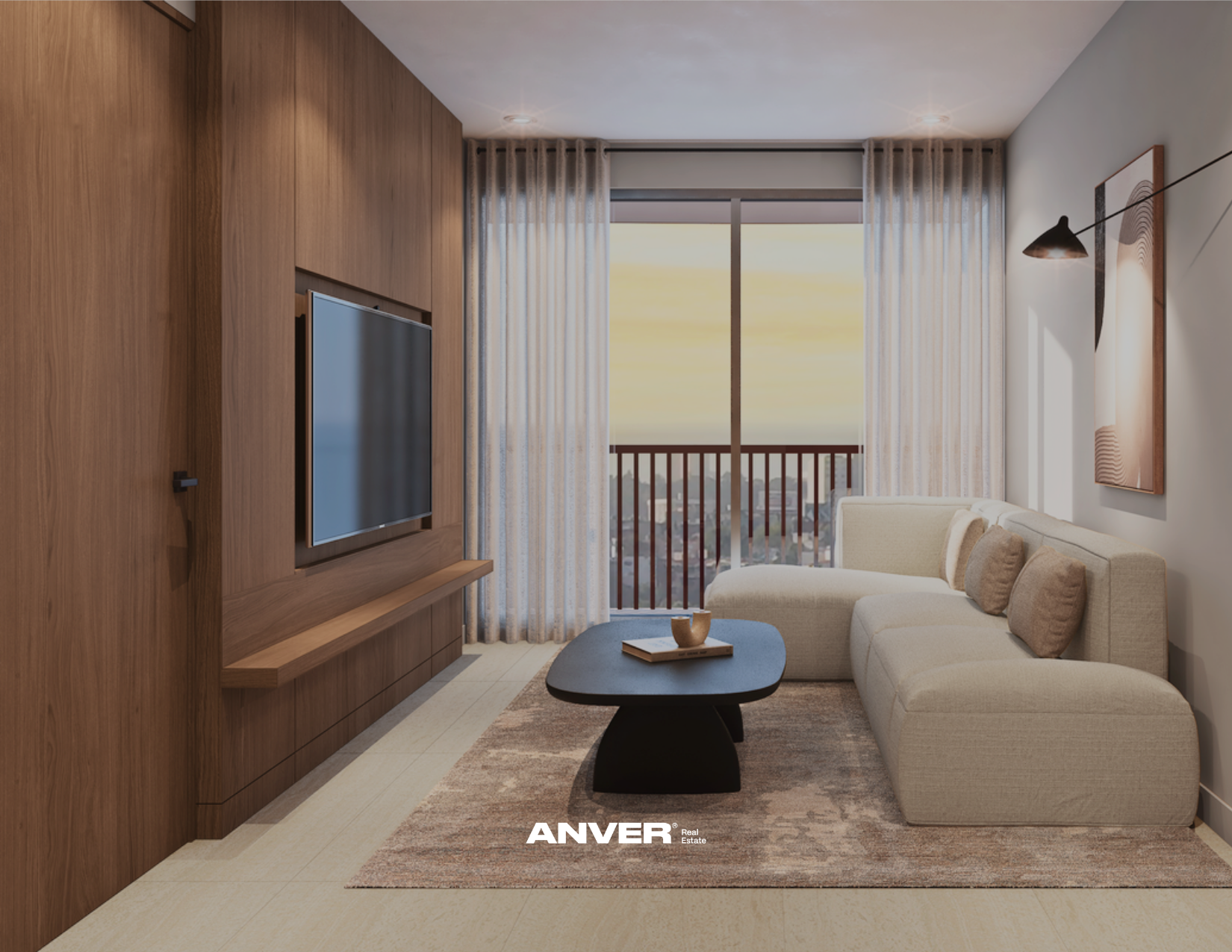 Salón moderno con sillón beige, mesa de centro negra, pared de madera con televisor y cortinas blancas semitransparentes, vista a un balcón con barandilla de madera y horizonte urbano al atardecer, decorado con cuadro y lámpara. 