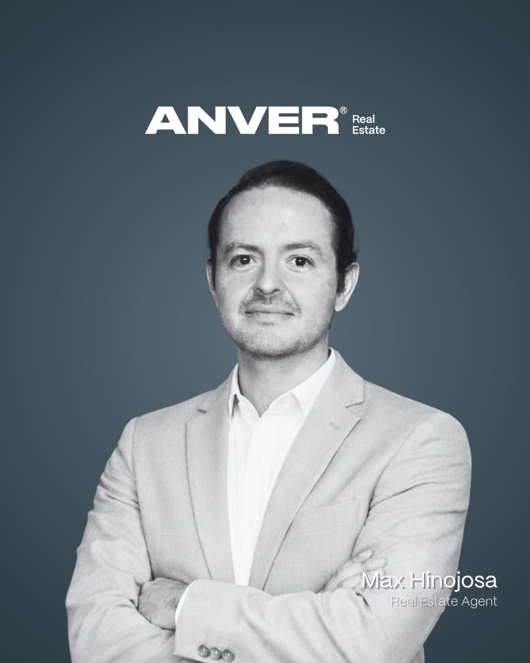 Retrato en blanco y negro de un hombre con traje claro y camisa blanca, cruzado de brazos, con fondo azul oscuro. Texto en la parte superior que dice 'ANVER Real Estate' y en la parte inferior derecha que dice 'Max Hinojosa, Agente de Bienes Raíces'.