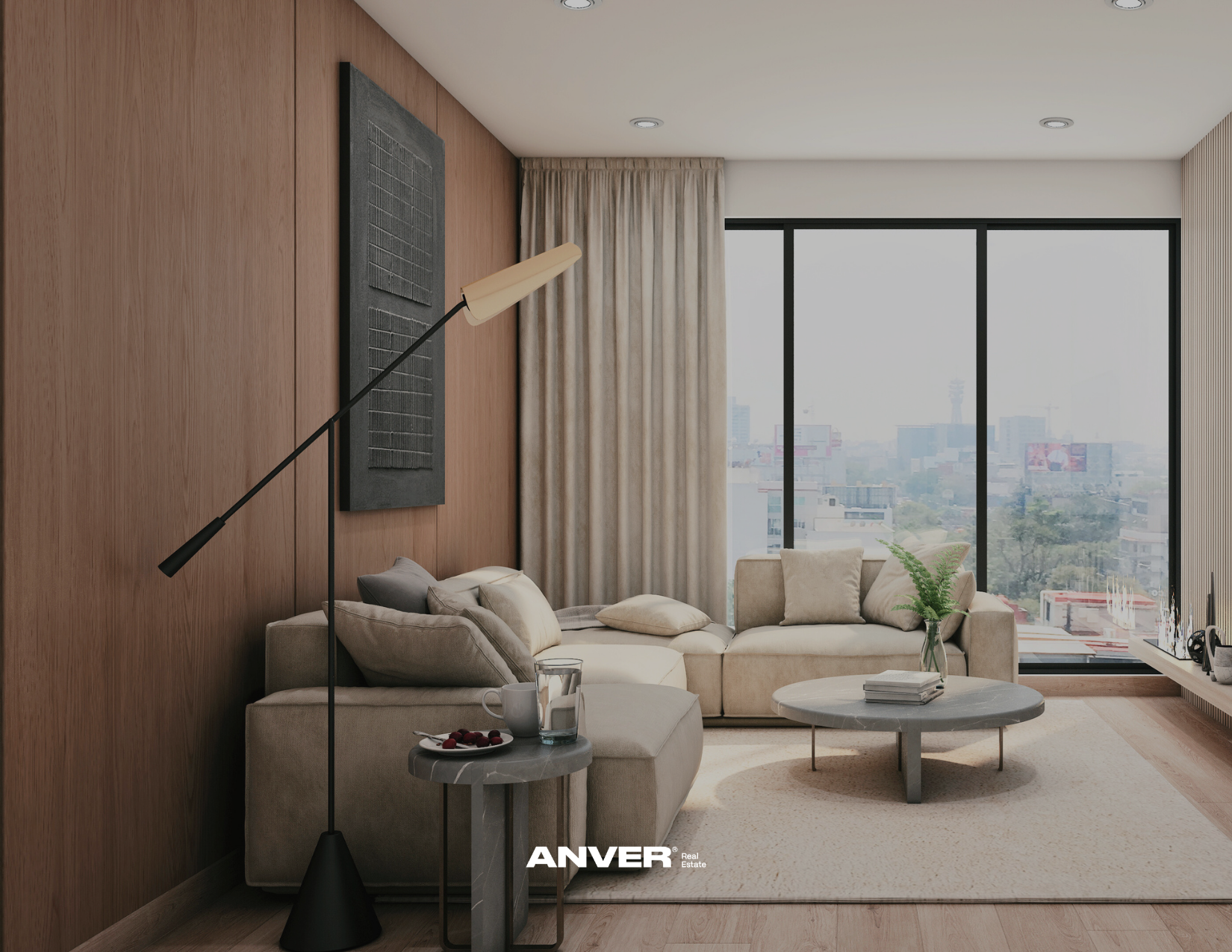 Salón moderno con paredes de madera, sillón beige con cojines, mesa de centro con libro y plantas, ventanales grandes con vista a la ciudad, cortinas beige y lámpara de pie negra con bombilla en la pared.