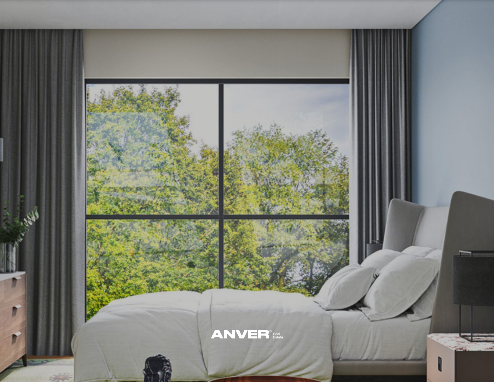 Habitación moderna con vista a árboles a través de una ventana grande con cortinas grises. Cama con sábanas blancas y almohadas. Muebles de madera y decoración minimalista.