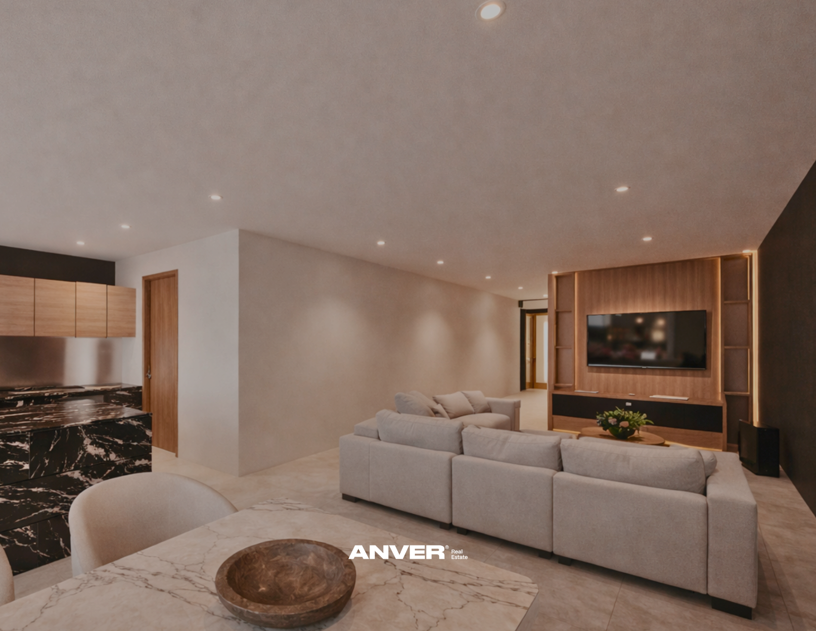 Sala de estar moderna con sillones blancos, televisión en una pared de madera, y área de comedor con mesa de mármol y plato decorativo, iluminación empotrada en el techo.