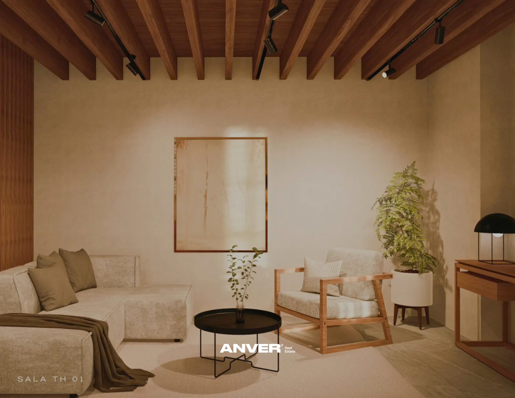 Sala de estar con sofá beige, sillas de madera y plantas decorativas en una pared con techos de madera con vigas expuestas y luces direccionales. Imagen de ambiente cálido y minimalista.