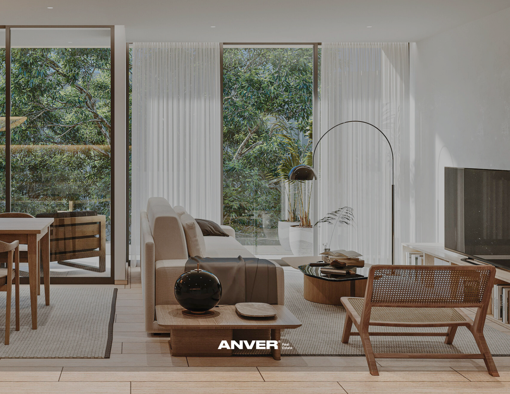 Sala moderna con grandes ventanas con cortinas blancas, muebles de madera clara, sofá beige, mesa de centro, televisor, plantas verdes y piso de madera.