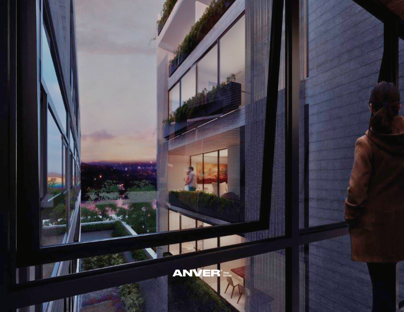 Vista de un apartamento moderno con ventana abierta, mostrando una mujer en el interior y otra persona mirando desde el exterior, con un paisaje urbano y atardecer de fondo.