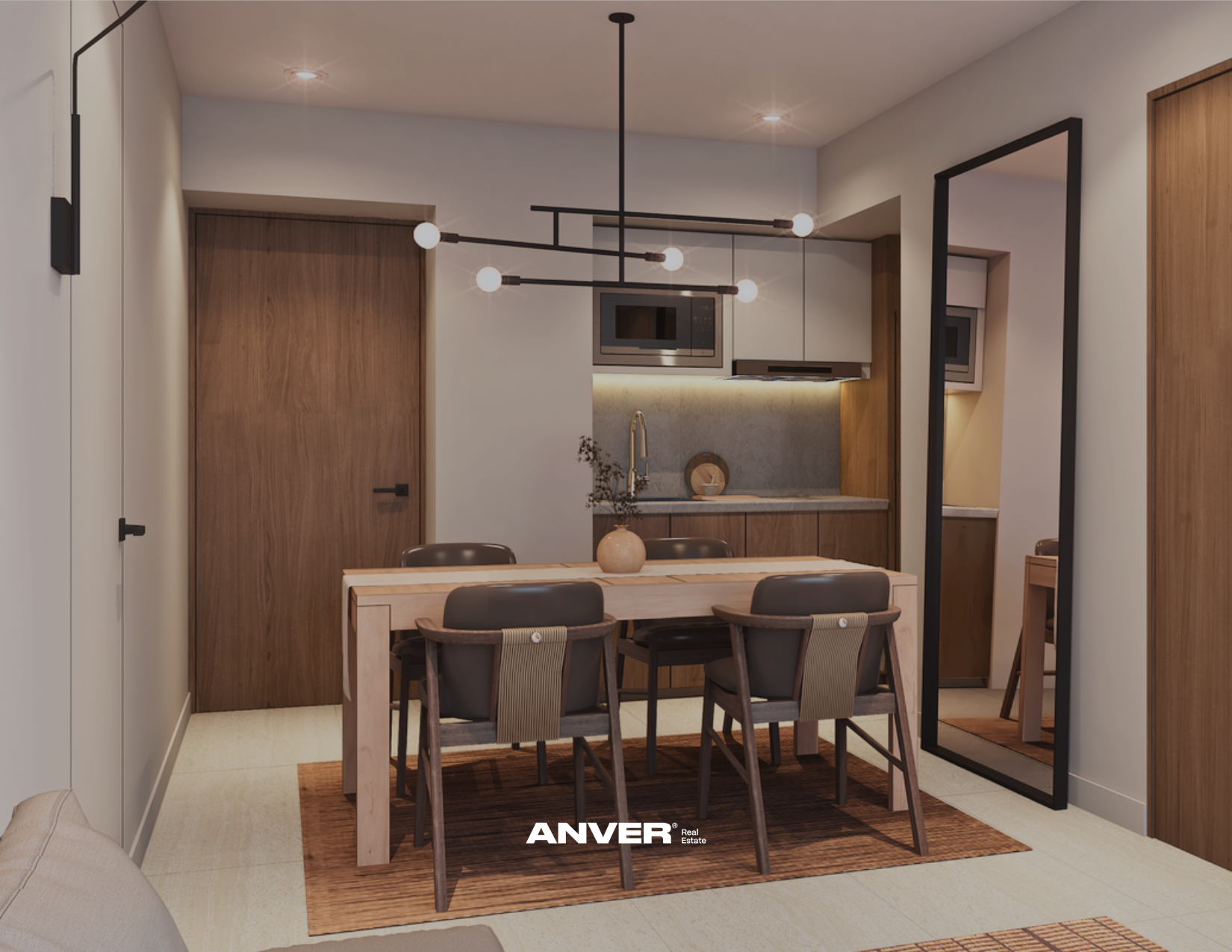 Vista del interior de una sala comedor moderna con mesa de madera y sillas tapizadas en cuero, cocina con gabinetes blancos y madera, microondas empotrado, lámpara de techo con bombillas y espejo de pie negro.
