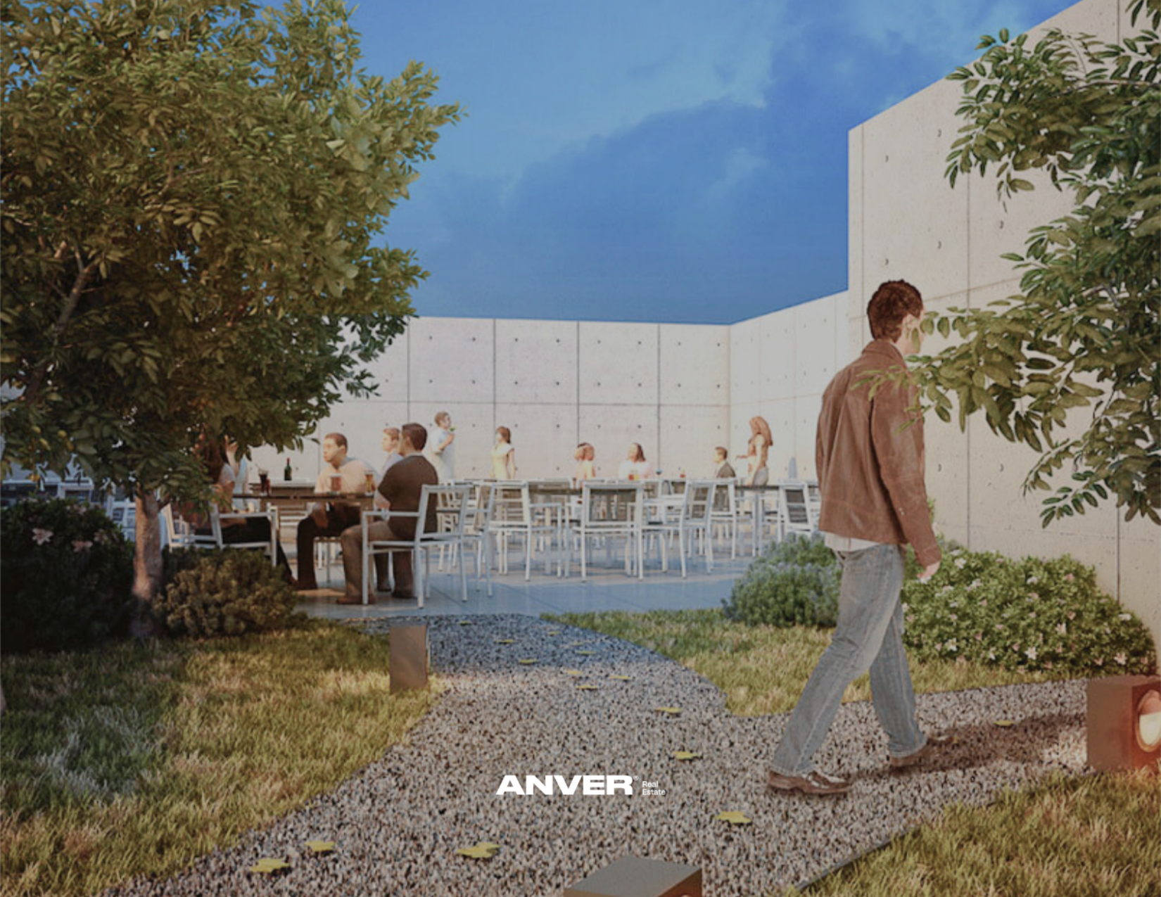 Escena en una terraza al aire libre con mesas y sillas, varias personas sentadas y otras de pie, rodeadas de árboles y plantas, con un muro de concreto y cielo azul de fondo.