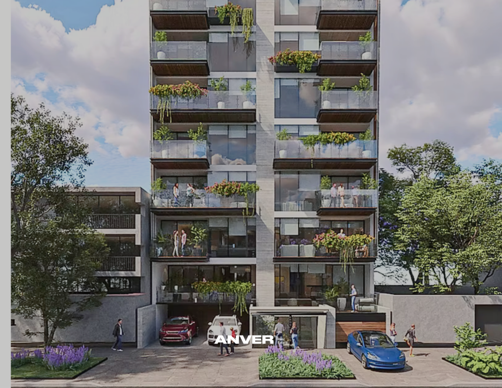 Edificio moderno de apartamentos con balcones de vidrio, plantas y áreas verdes en los balcones, y personas caminando y charlando en la calle en un día soleado.
