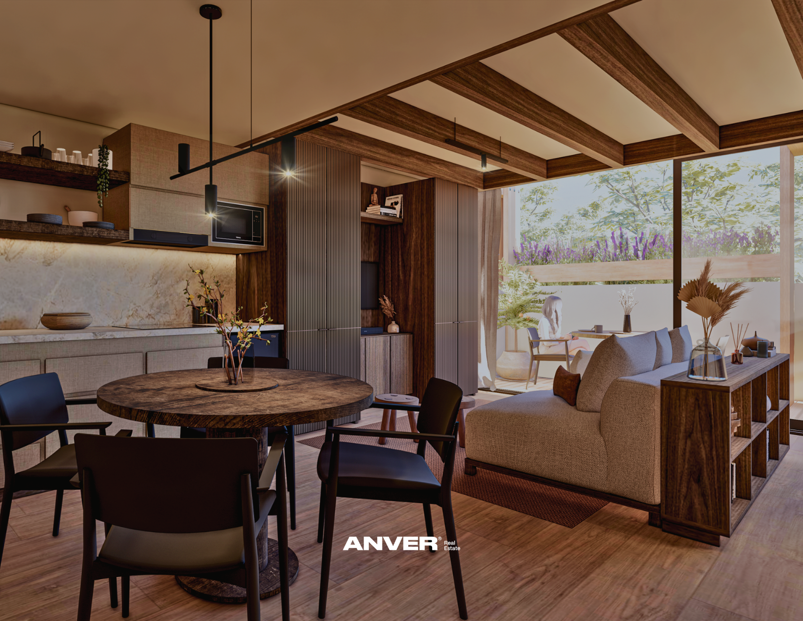 Interior de una sala de estar moderna con muebles de madera, sillón beige y una mesa redonda de madera oscura. Ventanas grandes dejan entrar luz natural y se ve un balcón con plantas y una persona sentada. Decoración con jarrones y libros.