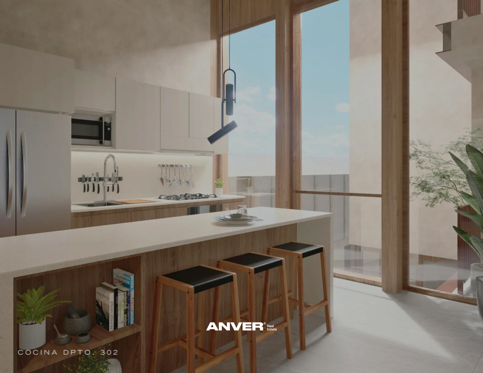 Cocina moderna en un apartamento con una barra de desayuno de madera, tres taburetes de madera con cojín negro, estufa de gas, microondas, y barra con platos y cubiertos. Tiene una pared grande de cristalería que permite ver el cielo y un balcón con plantas. Decoración minimalista y moderna con algunos libros en una estantería pequeña.