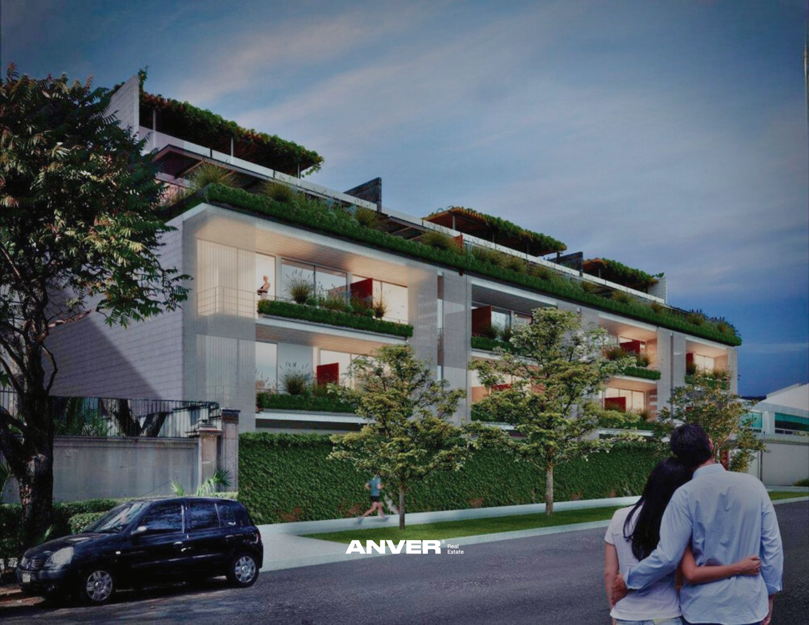 Edificio moderno de apartamentos con terrazas llenas de plantas, árboles en la acera y autos estacionados frente a la calle, al atardecer.