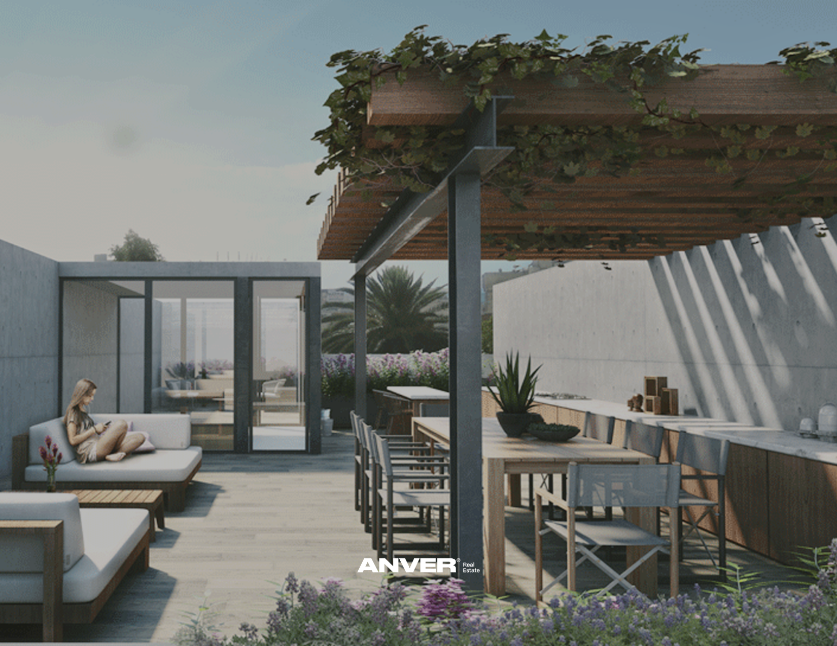 Espacio al aire libre con área de descanso y cocina, mobiliario moderno, plantas en macetas y estructura de madera con sombra, ambiente relajado y elegante.