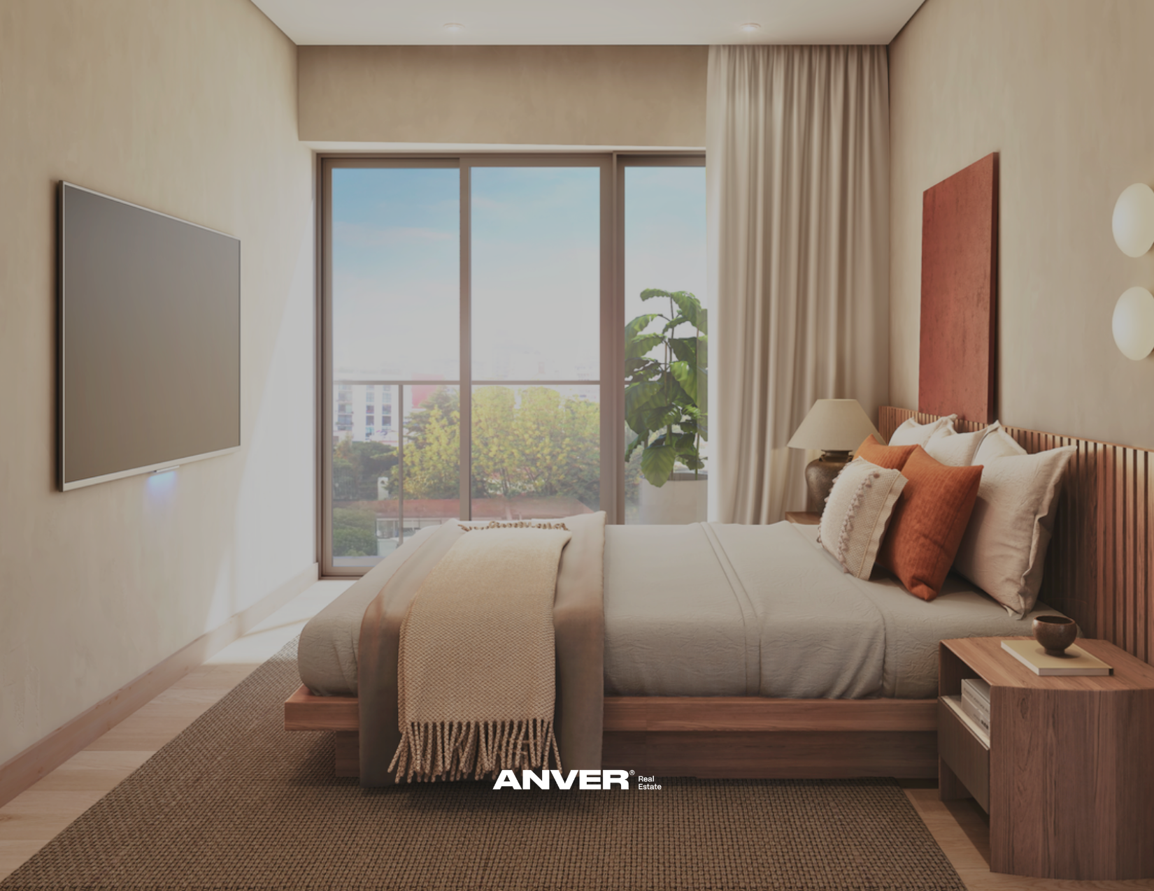Habitación moderna con cama, almohadas blancas y naranjas, ventana grande con cortinas blancas y vista a edificios y árboles