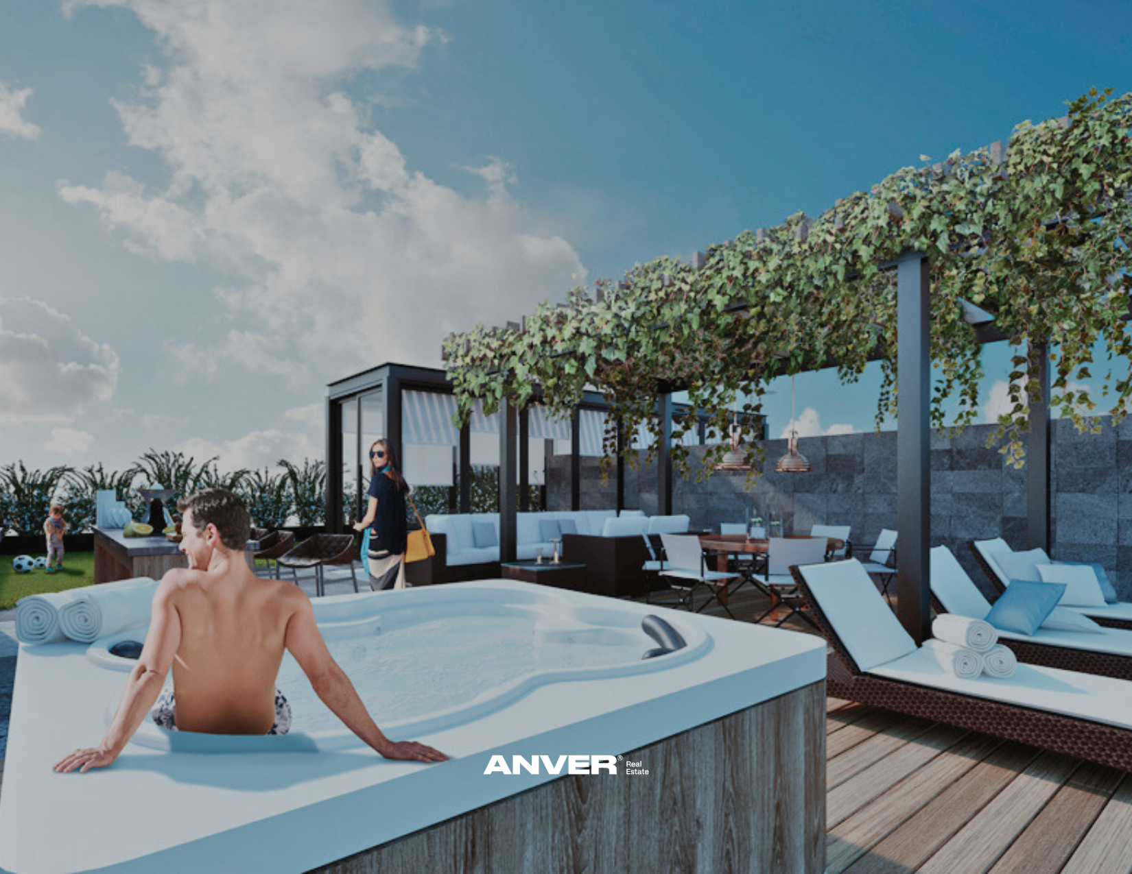 Una terraza con vistas al cielo azul, con sillones y una pérgola cubiertas de vegetación, donde hay personas disfrutando de un ambiente relajante, incluyendo una persona en la bañera de hidromasaje y niños jugando en el césped.