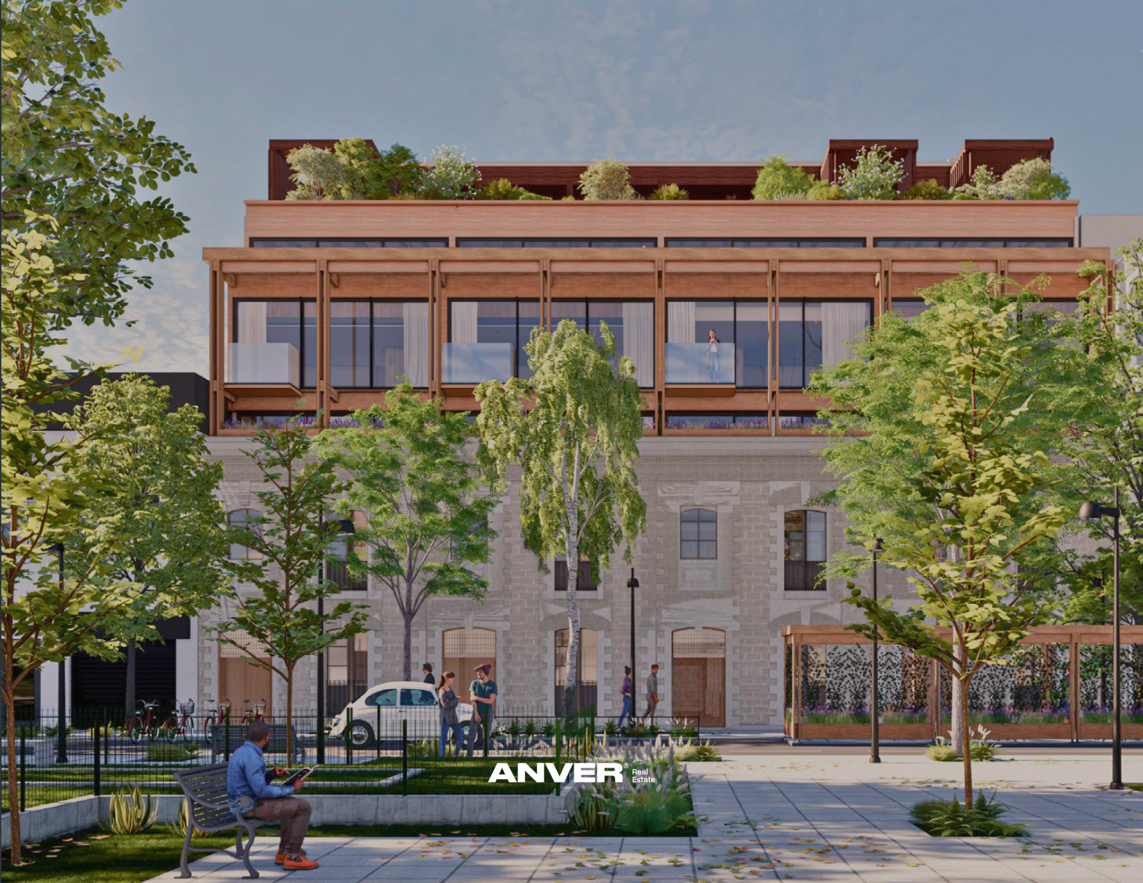 Vista de un edificio moderno con estructura de madera, varias plantas verdes en la azotea, árboles en la calle y personas caminando y sentadas en un parque cercanono.