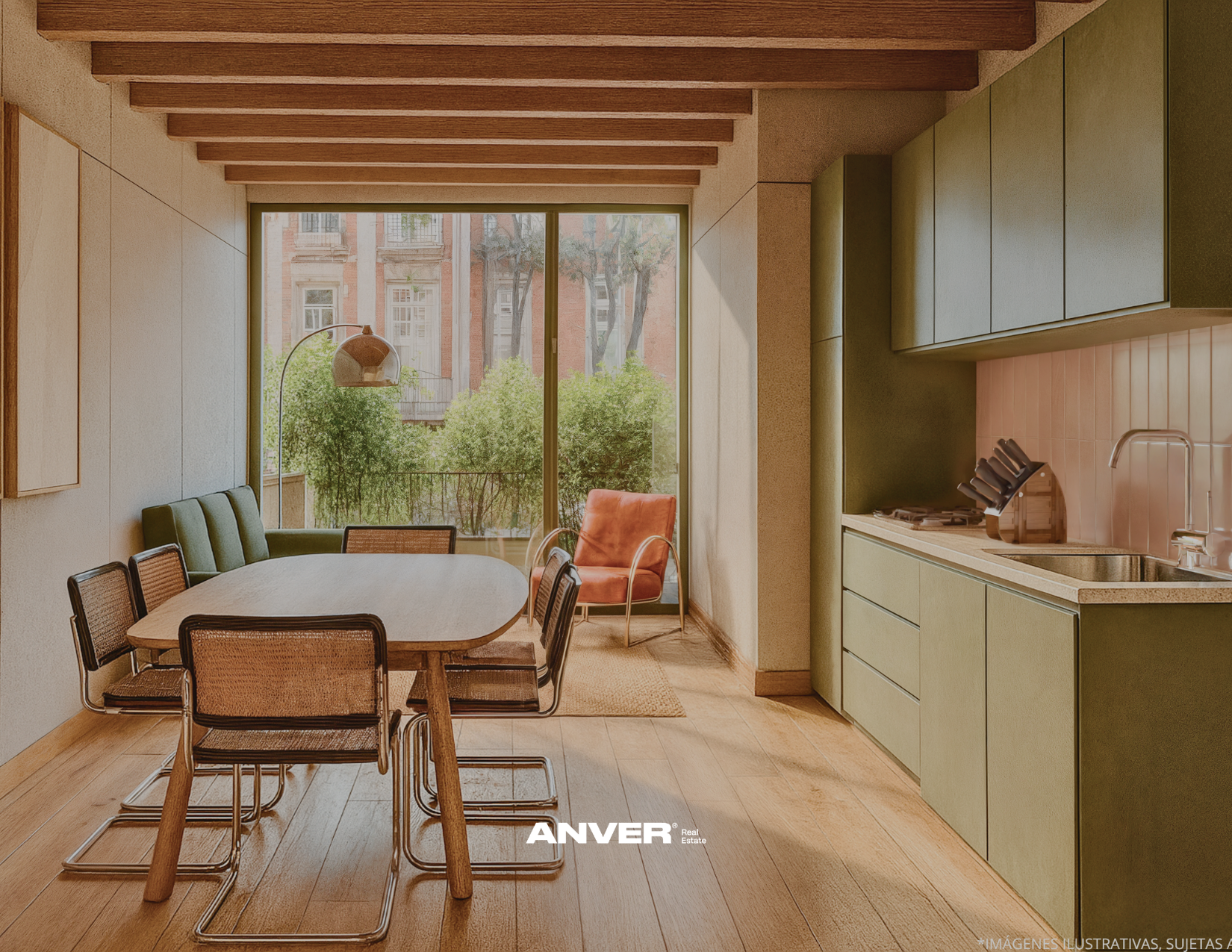 interior de una cocina y comedor con vista a un balcón con árboles y edificios. Sala con mesa de madera y sillas, sillón de color verde y de estilo vintage, lámpara de arco, armario con gabinetes verdes y cocina con fregadero y utensilios.