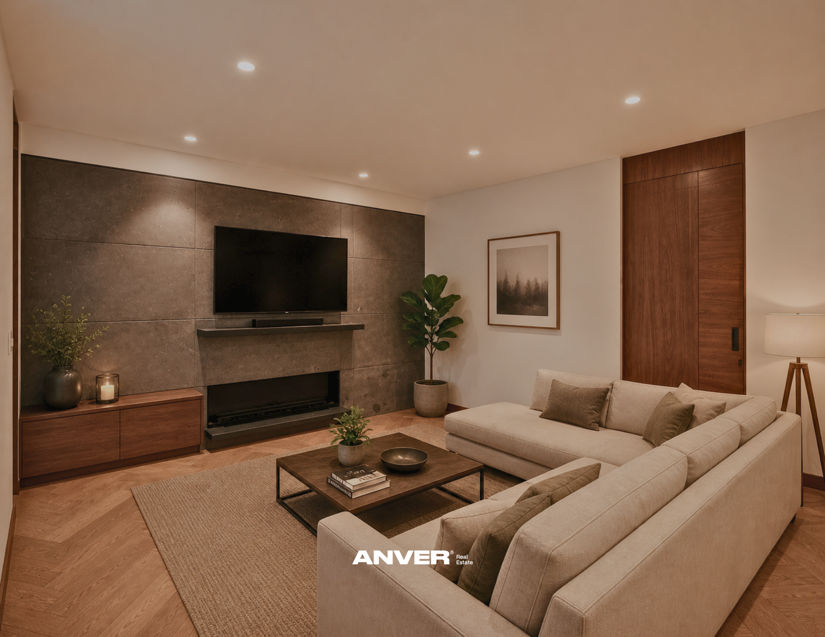 Sala moderna con sofá beige, mesa de centro, chimenea de piedra, televisión en la pared, plantas y decoración cálida.