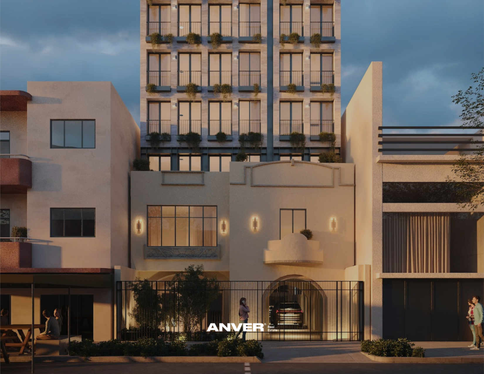 Edificio moderno de varios pisos con balcones con plantas, en una ciudad durante el atardecer, con personas en la acera y un portón de entrada, logotipo de ANVER en la parte inferior.