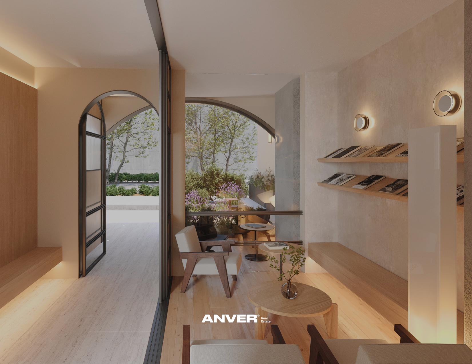 Interiores de una casa moderna con vista a un jardín, con muebles de madera clara, paredes de color beige y paredes con repisas con revistas.