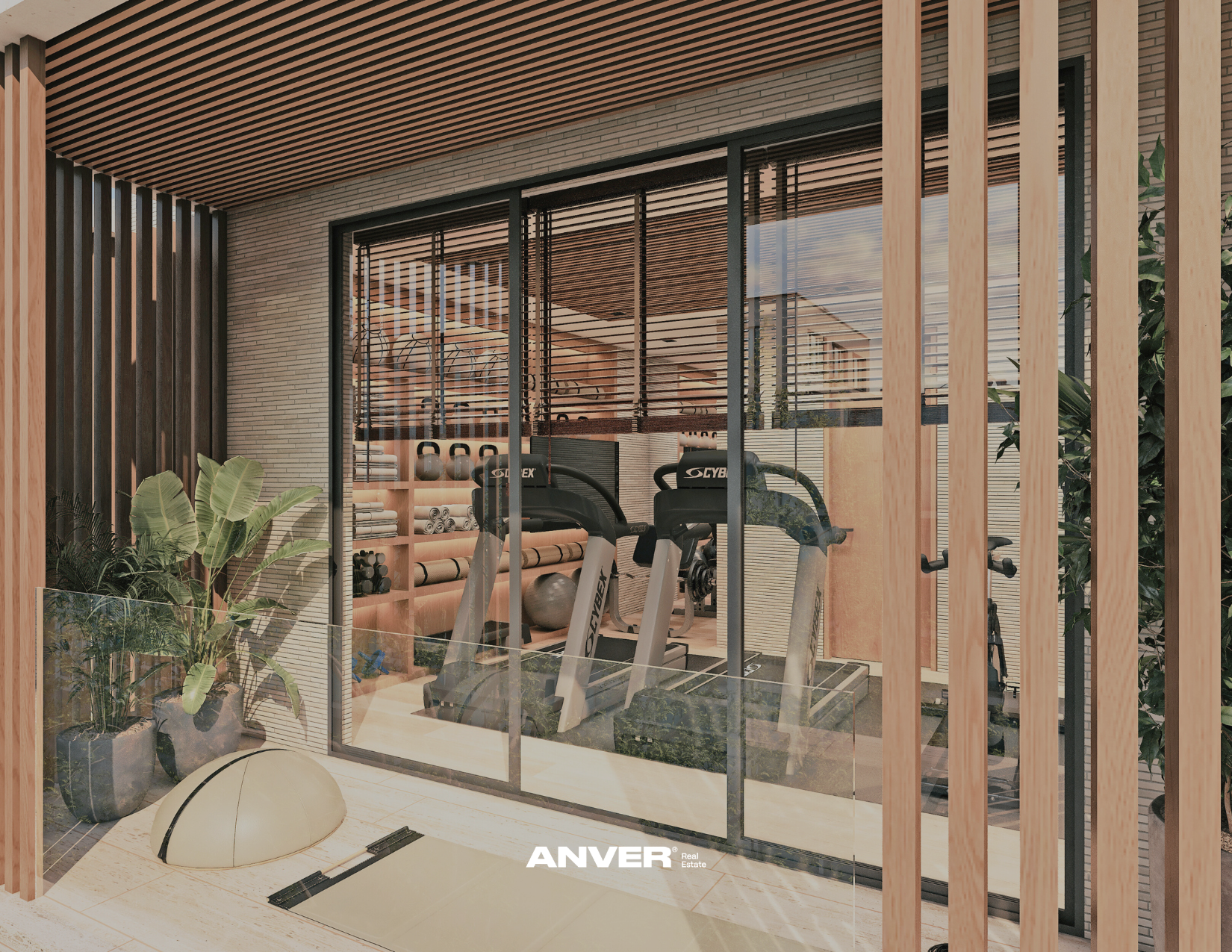 Sala de fitness con máquinas de ejercicio, plantas y almacenamiento de equipo de entrenamiento, vista a través de ventanas de vidrio.