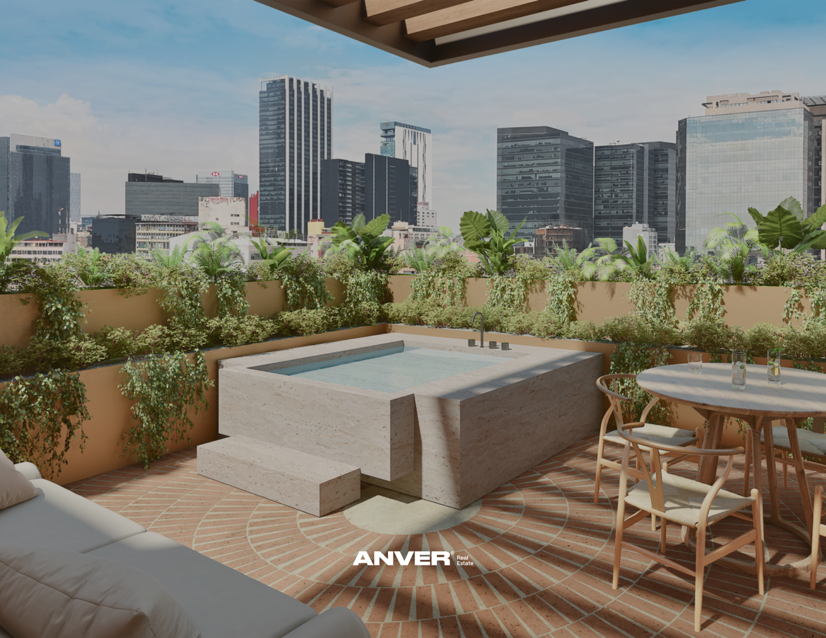Terraza en azotea con jacuzzi, mesa de comedor con sillas de madera, plantas en macetas y vista de la ciudad con edificios altos y cielo azul