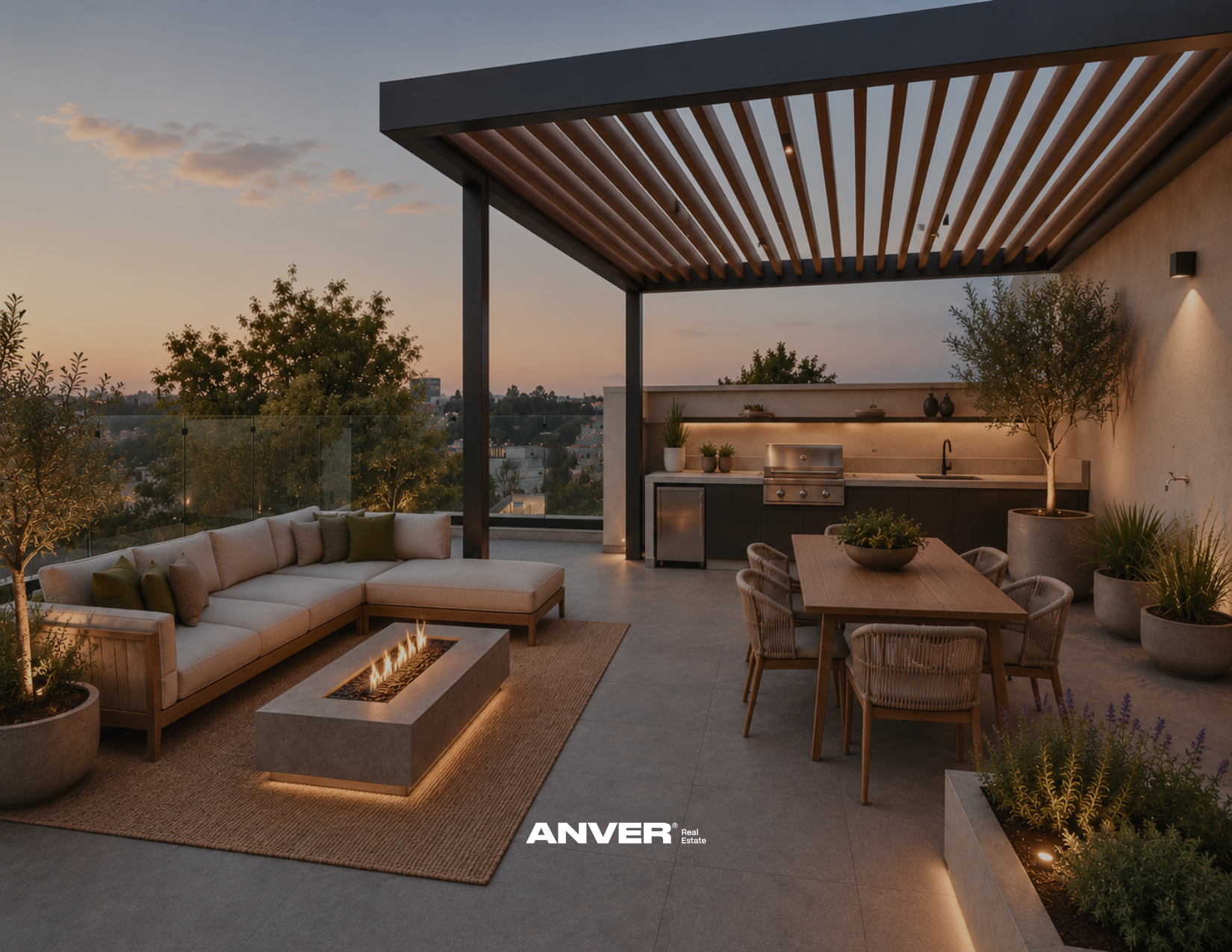 Terraza moderna con sofá, mesa, asador, y zona de comedor con vista al atardecer, decorada con plantas en macetas grandes y pequeñas, iluminación cálida y pérgola de madera.