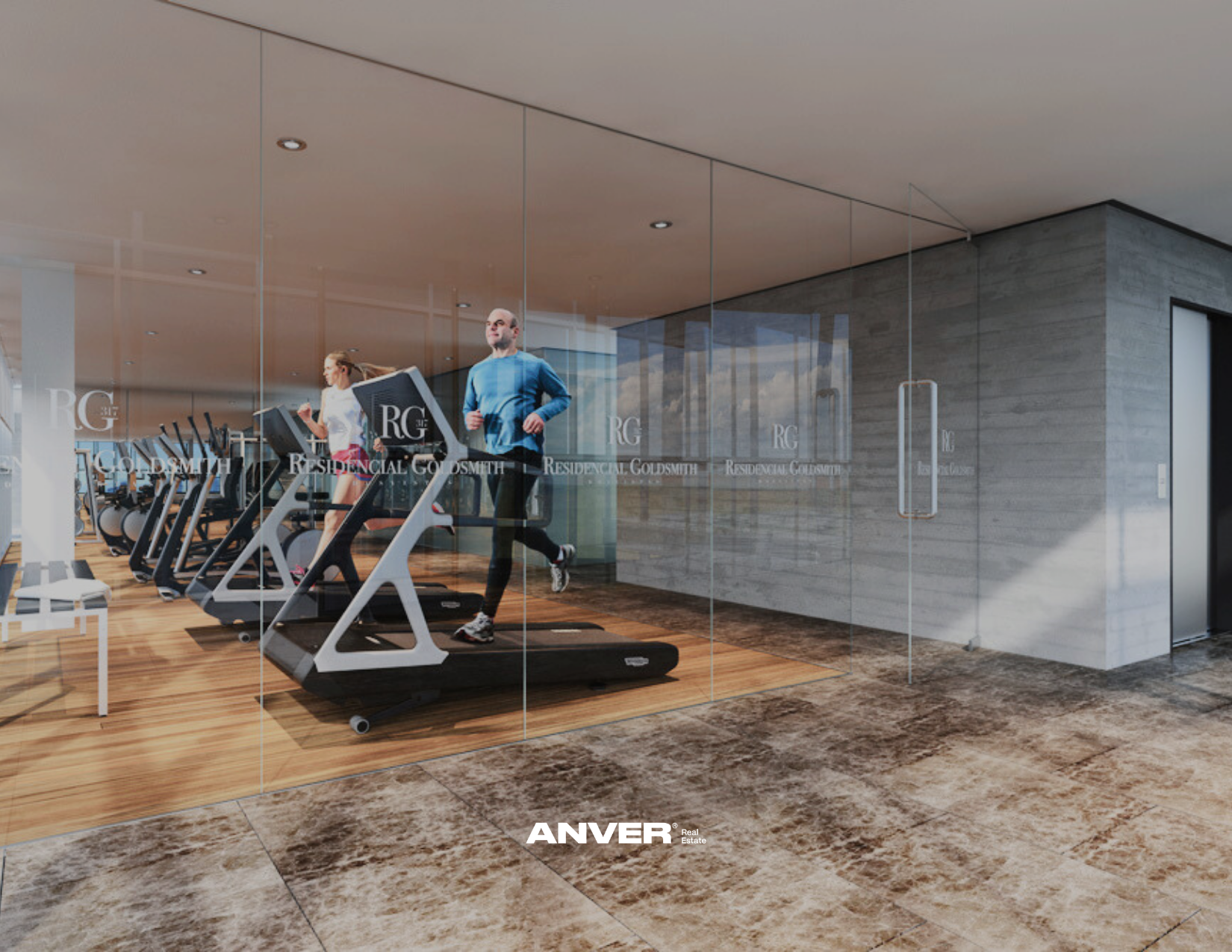 Gente haciendo ejercicio en una cinta de correr en un gimnasio moderno con suelo de madera y paredes de concreto, vista a través de un cristal con el texto 'Residencial Goldsmith' y un logo que dice 'ANVER'.