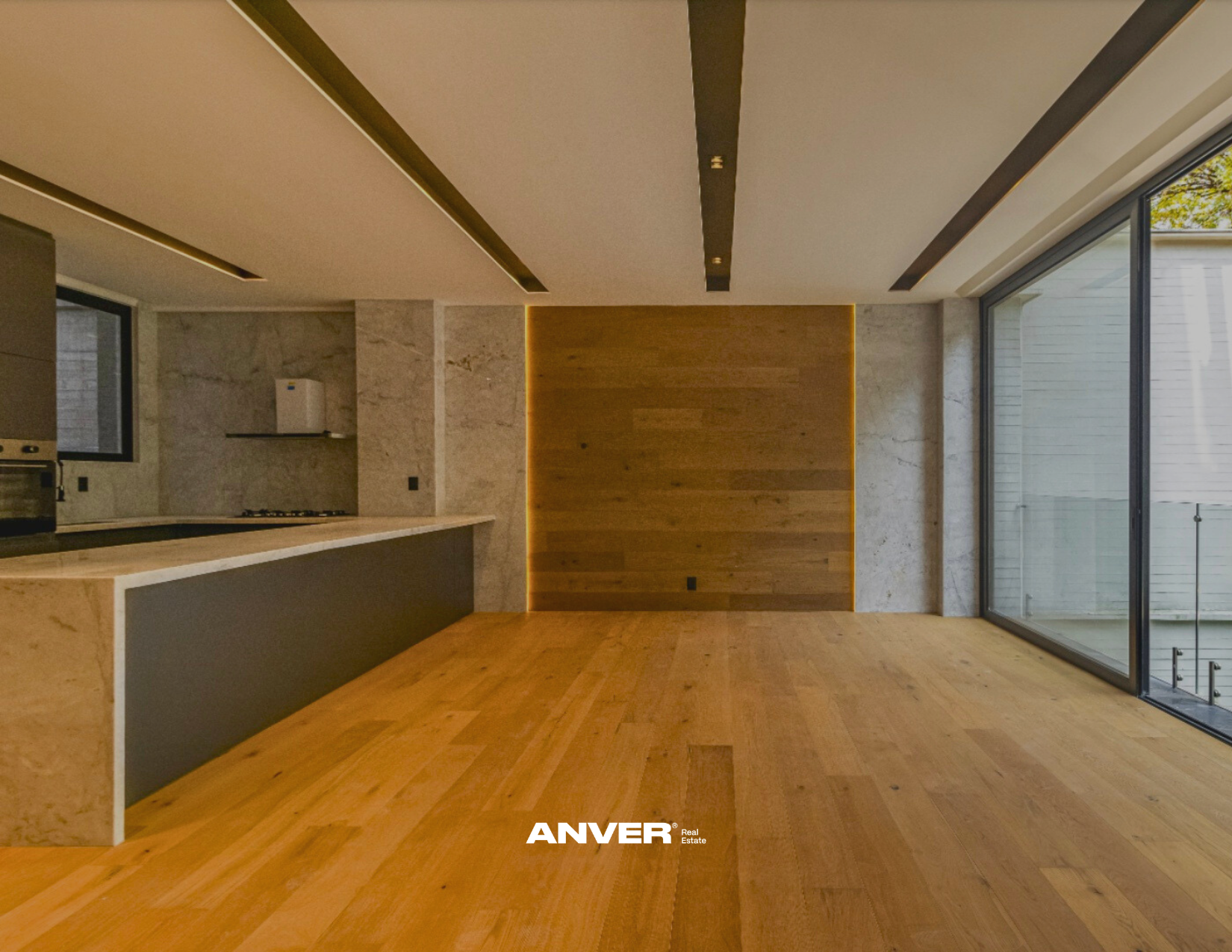 Interior moderno de una casa con paredes y pisos de madera, una pared decorativa de madera y un gran ventanal que da a un balcón
