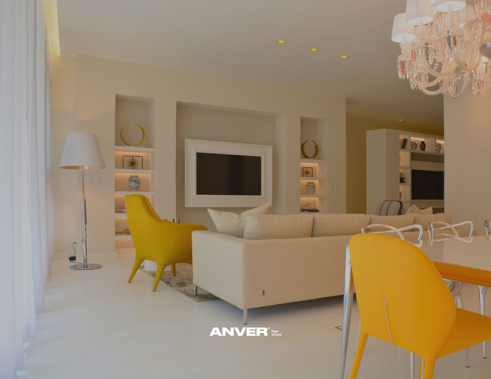 Sala moderna con sillones beige, lámpara de pie, estanterías con decoraciones y televisión en la pared, en tonos claros y detalles en amarillo y rosa