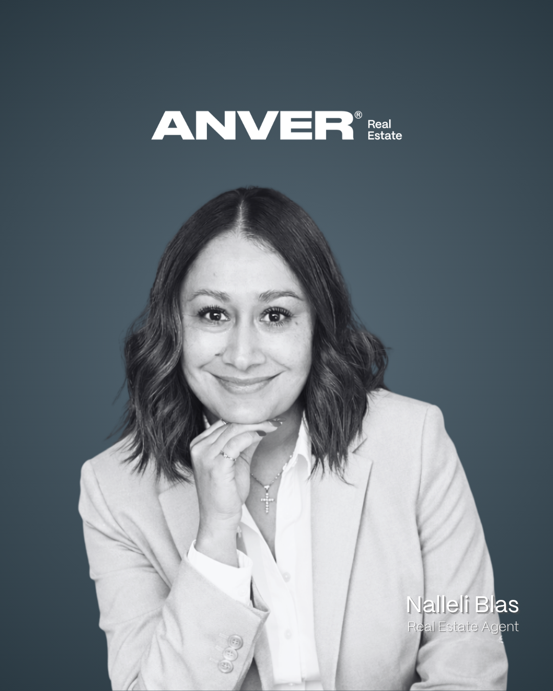 Fotografía en escala de grises de una mujer joven con cabello rizado, vestida con un blazer y camisa blanca, con el texto 'Nalleli Blas, Agente de Bienes Raíces' y el logotipo de 'ANVER Real Estate' sobre un fondo azul oscuro.