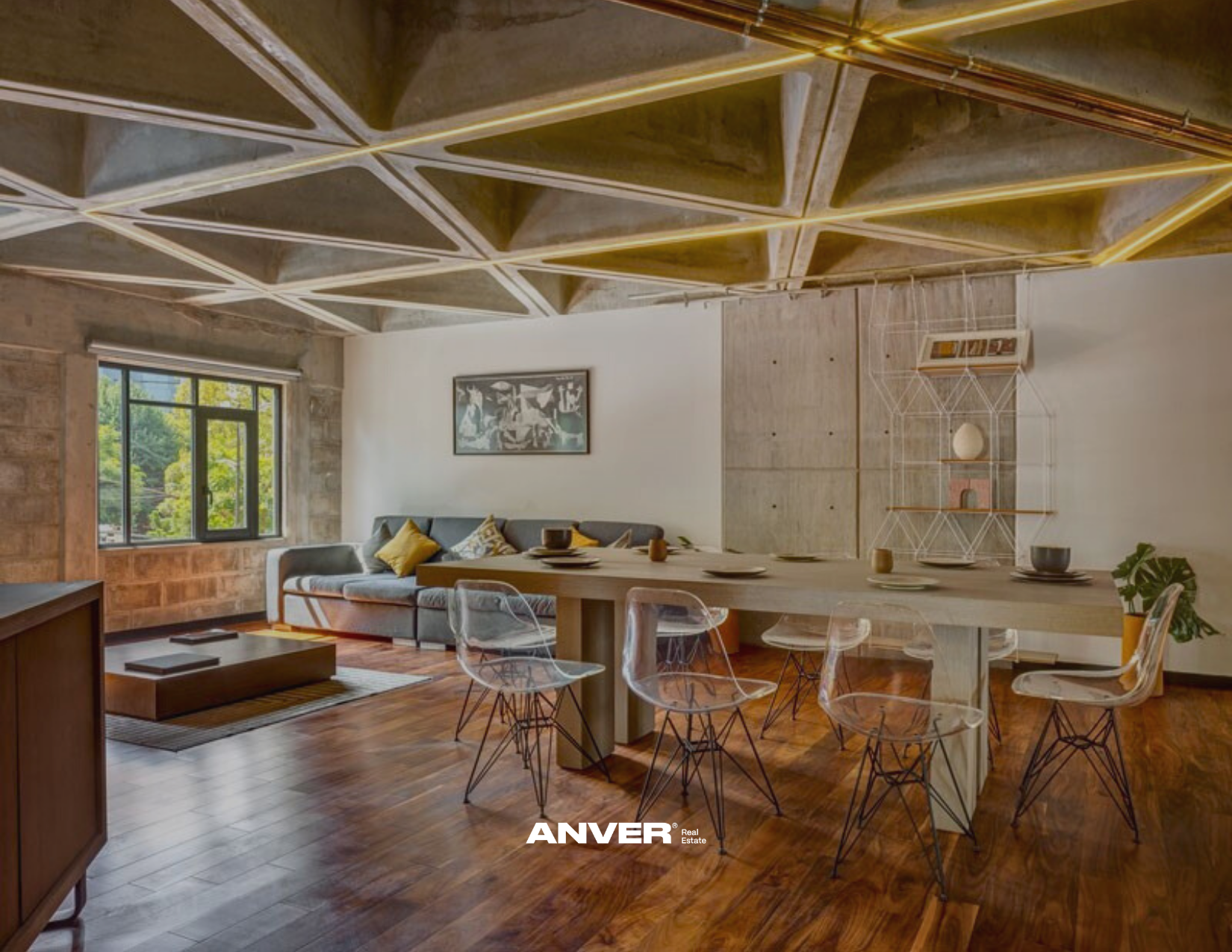 Sala de estar con ventana grande, sofá con cojines, mesa de centro, comedor con sillas de diseño transparente, decoración moderna, detalles en madera y metal, suelo de madera.