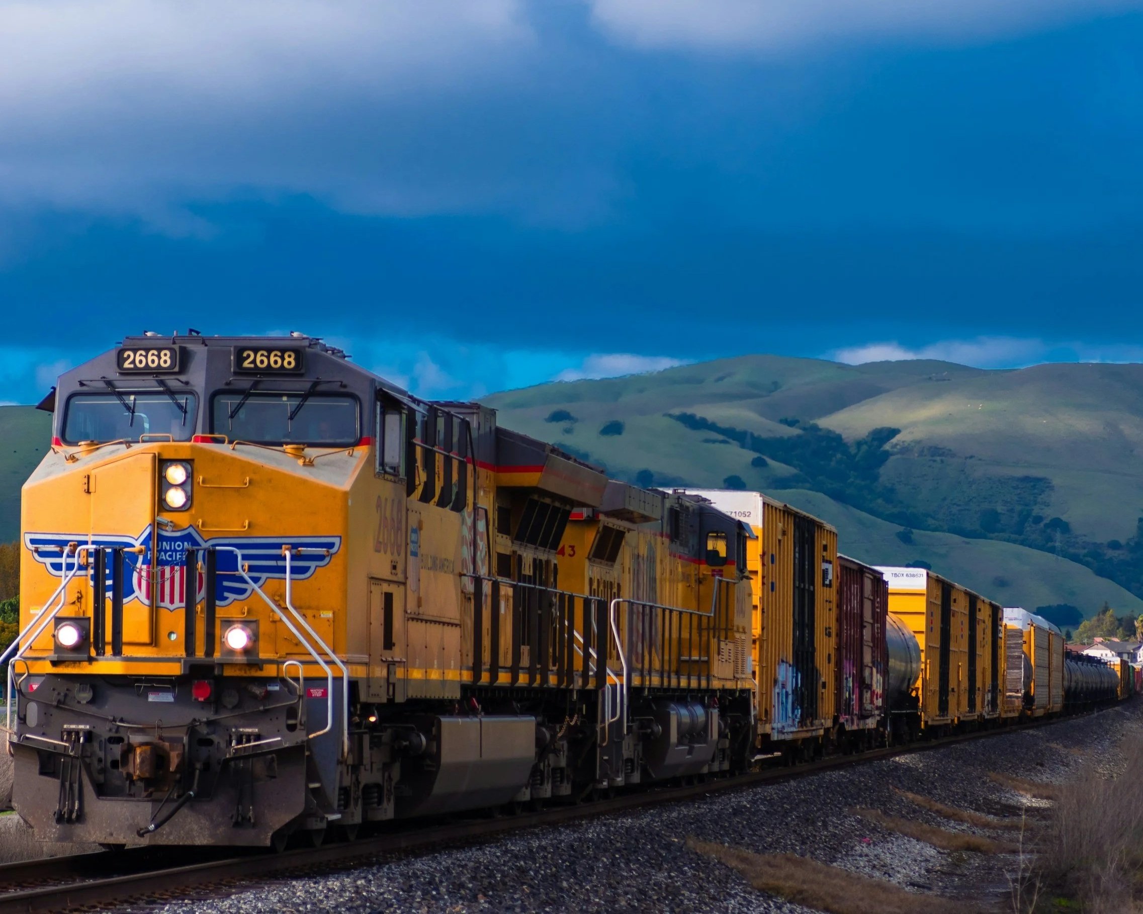 We move cargo from by rail efficiently from all hub ports to major rail terminals across United States of America, with cost effective and reliable supply chain connections for industries.