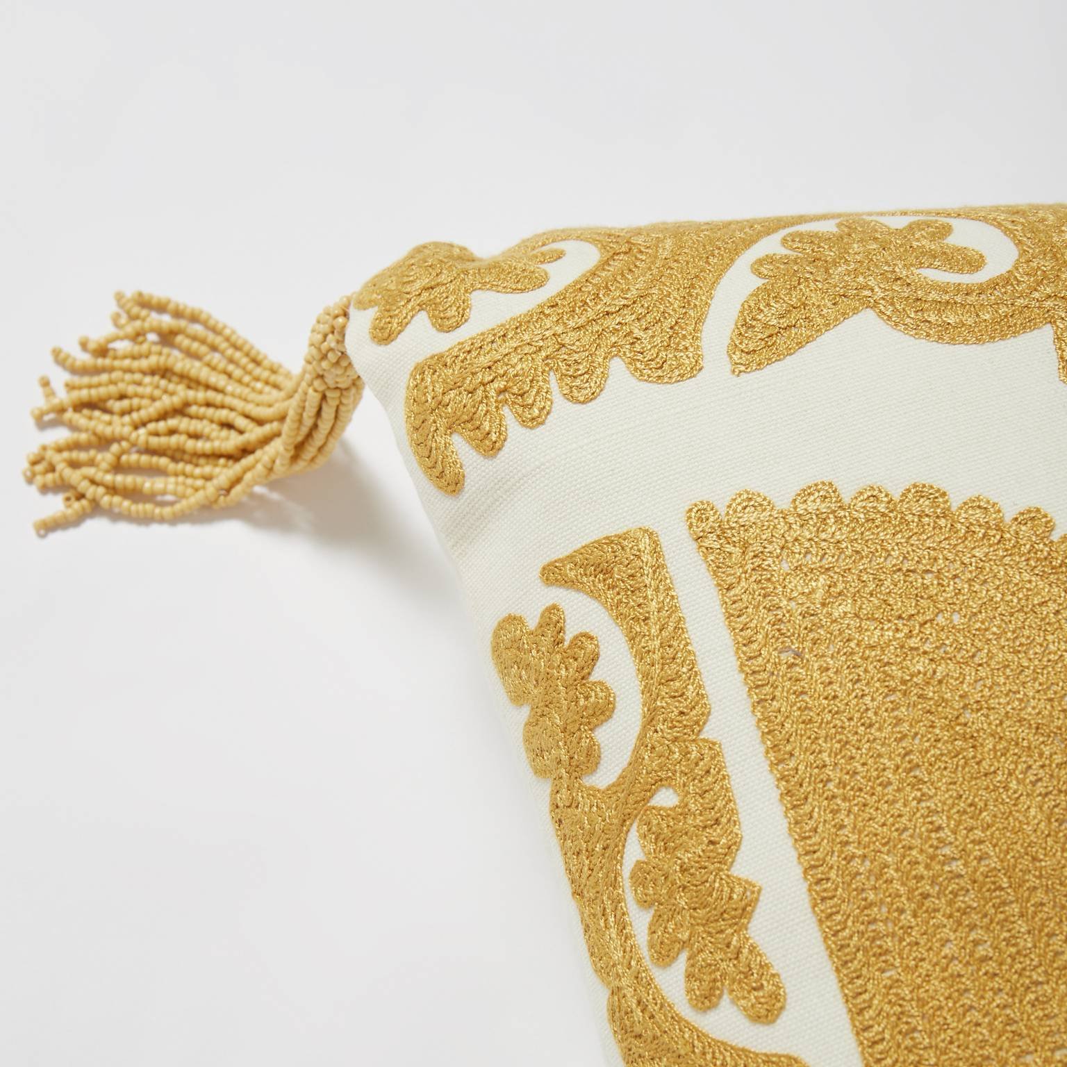 gold_arinna_cushion2.jpg