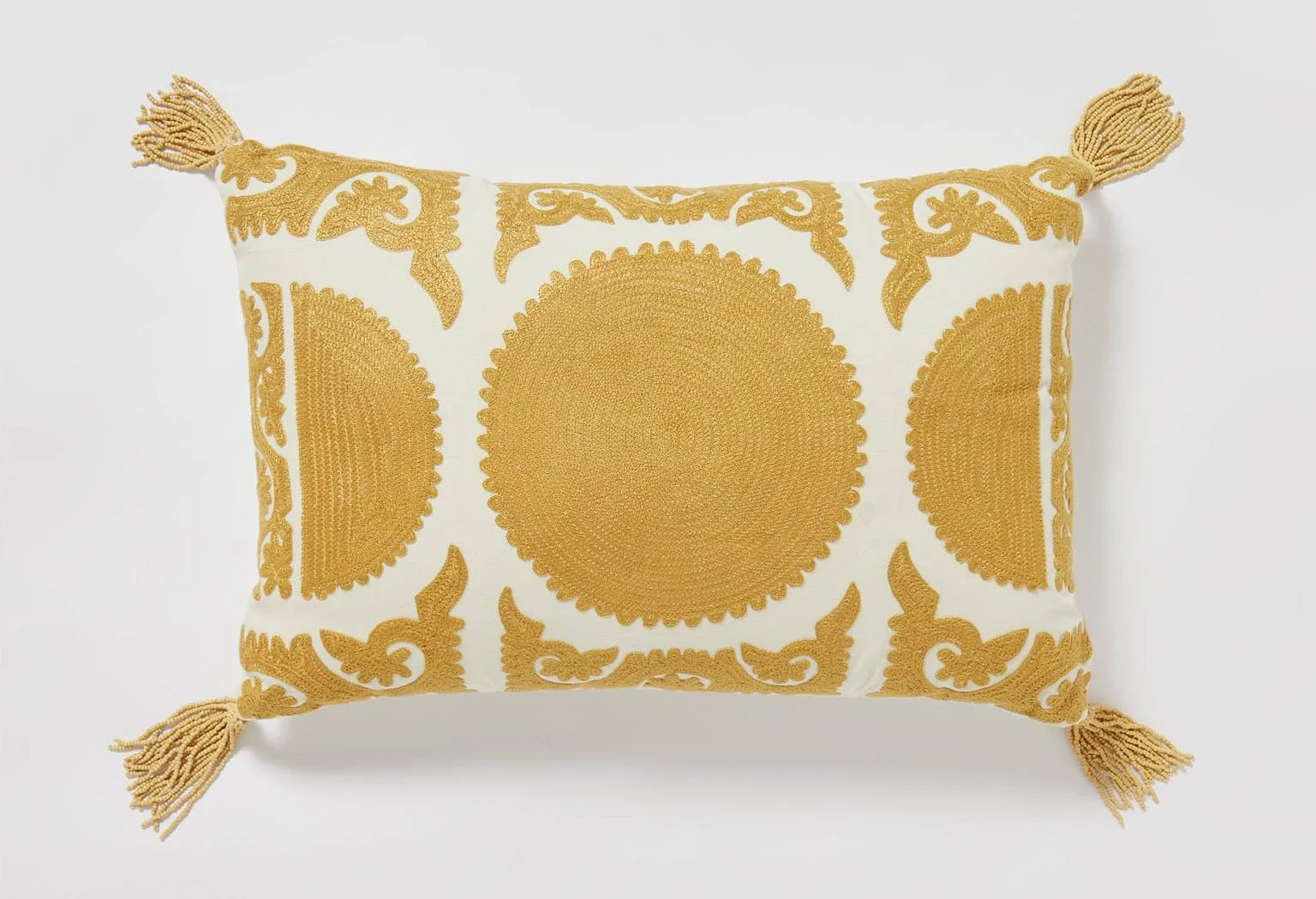 gold_arinna_cushion3.jpg