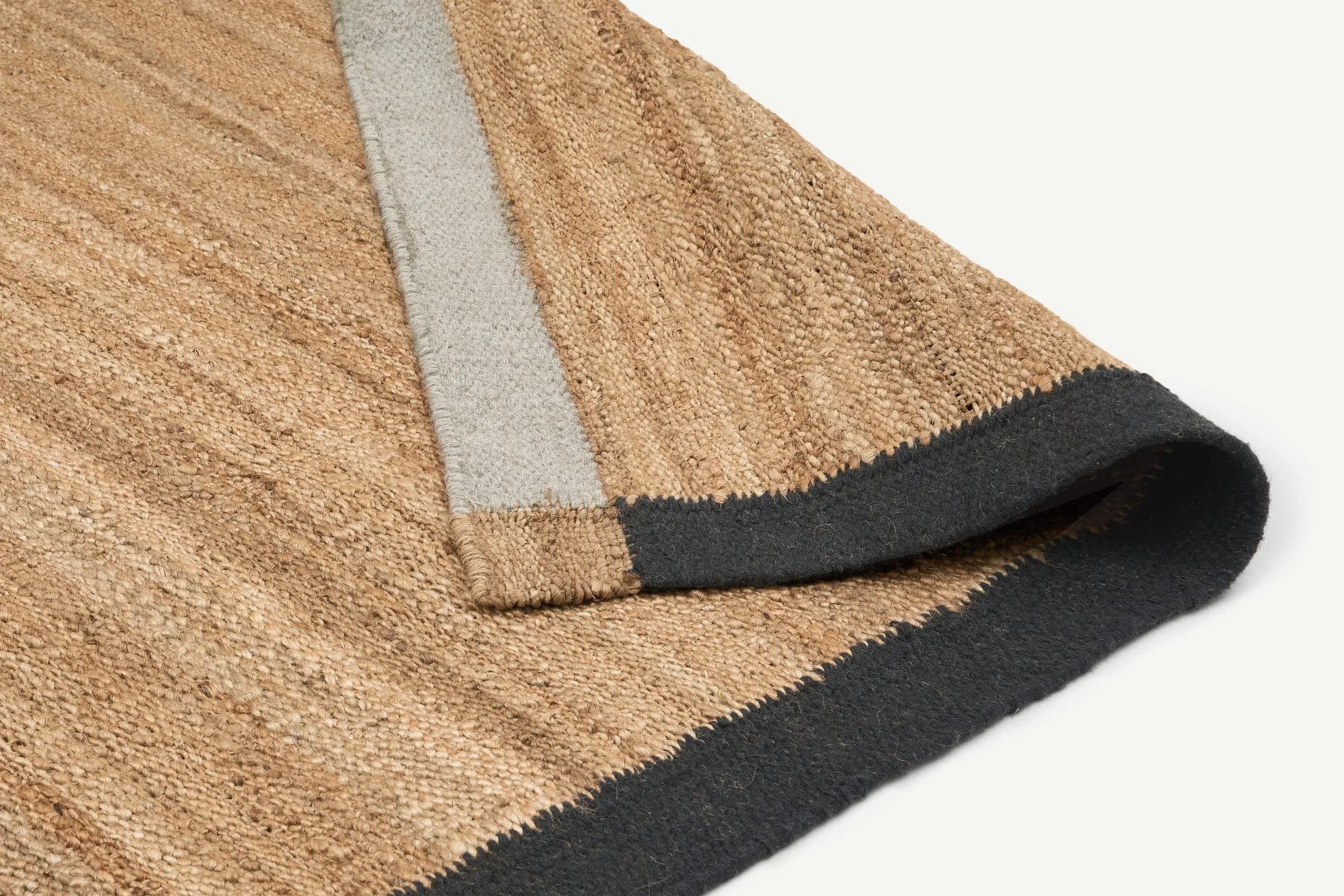 c813aaef6731d7930e9e384f4cd24d5c4e7c7a1b_RUGZAM001NAT_UK_Zambo_Jute_Rug_Large_160x230cm_Natural_Black_ar3_2_LB04_DT.png.jpeg