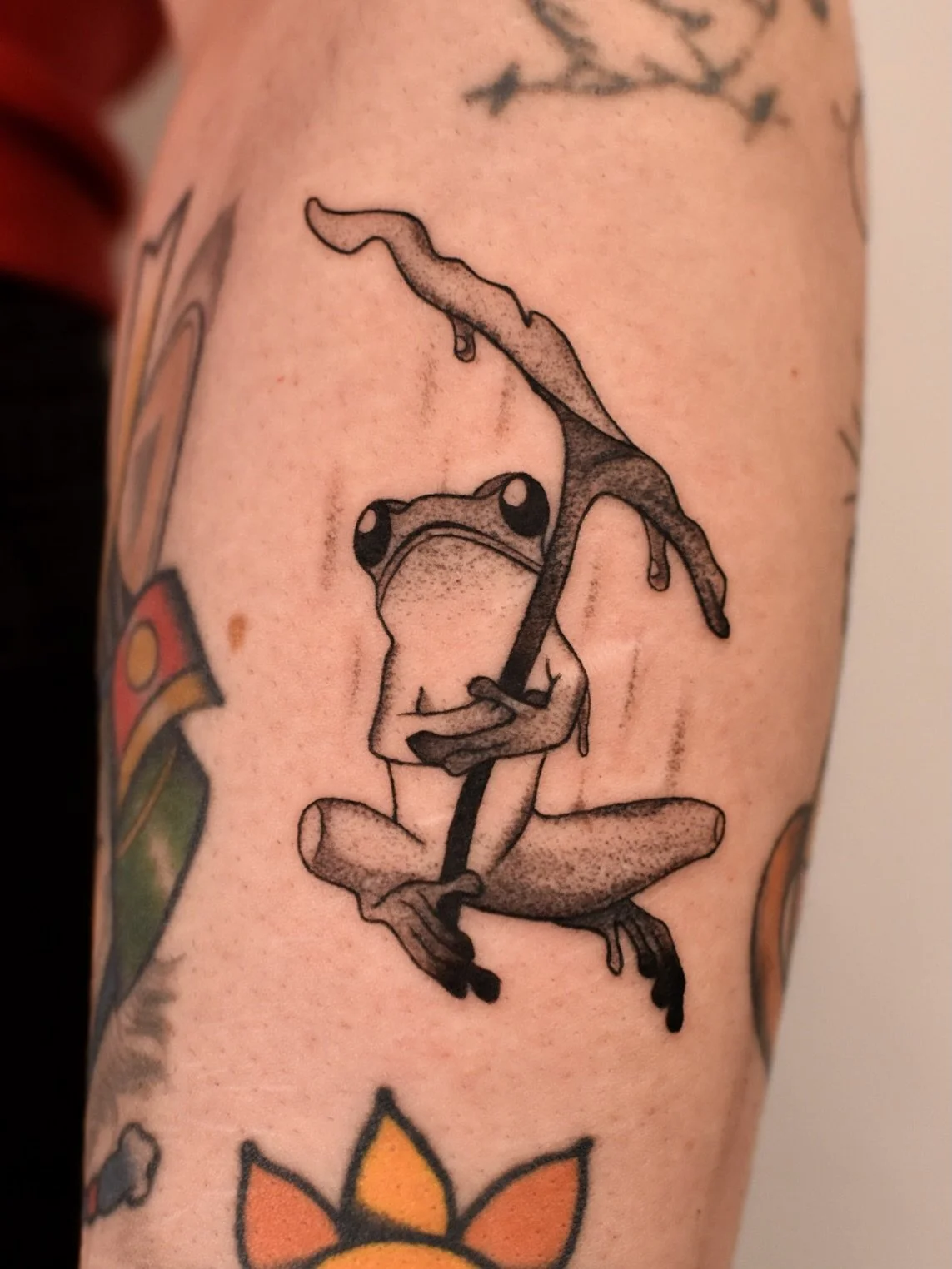 Thank you @clarissedrawsblood for letting me put a little frog on you! 

Done @rebelmusetattoo 

#frogtattoo #animaltattoo #stippletattoo
