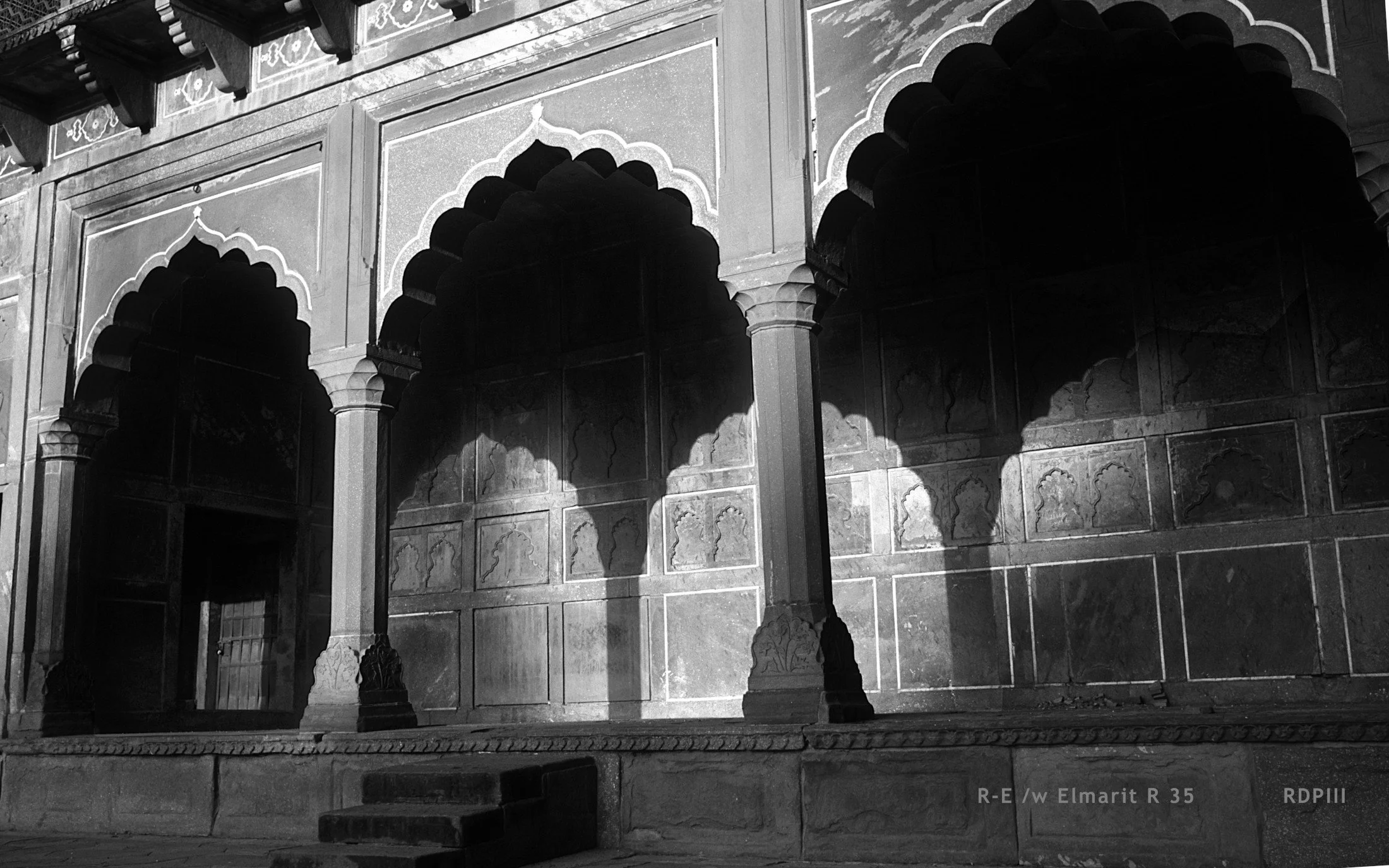 Agra_Taj Mahal_32_arches_4BW.jpg