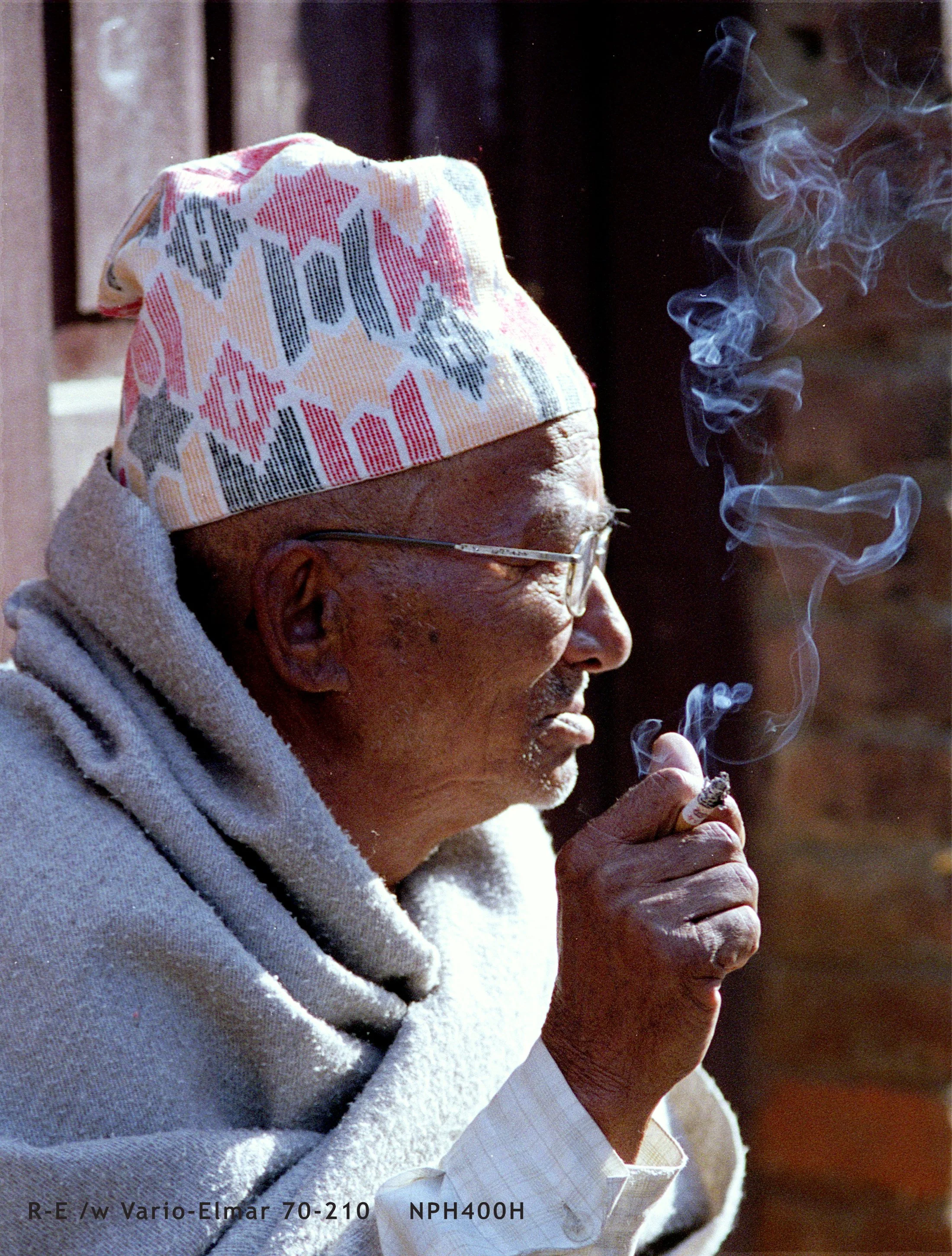 Kathmandu_oldman04(42bit).jpg