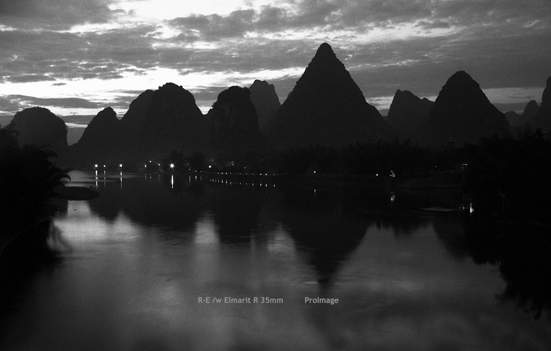 29_GuangXi YangShou_sunrise_BW.jpg