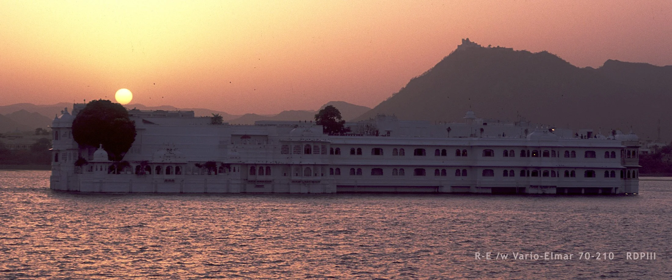 Udaipur_21_Jagmandir Island Palace_Sunset.jpg