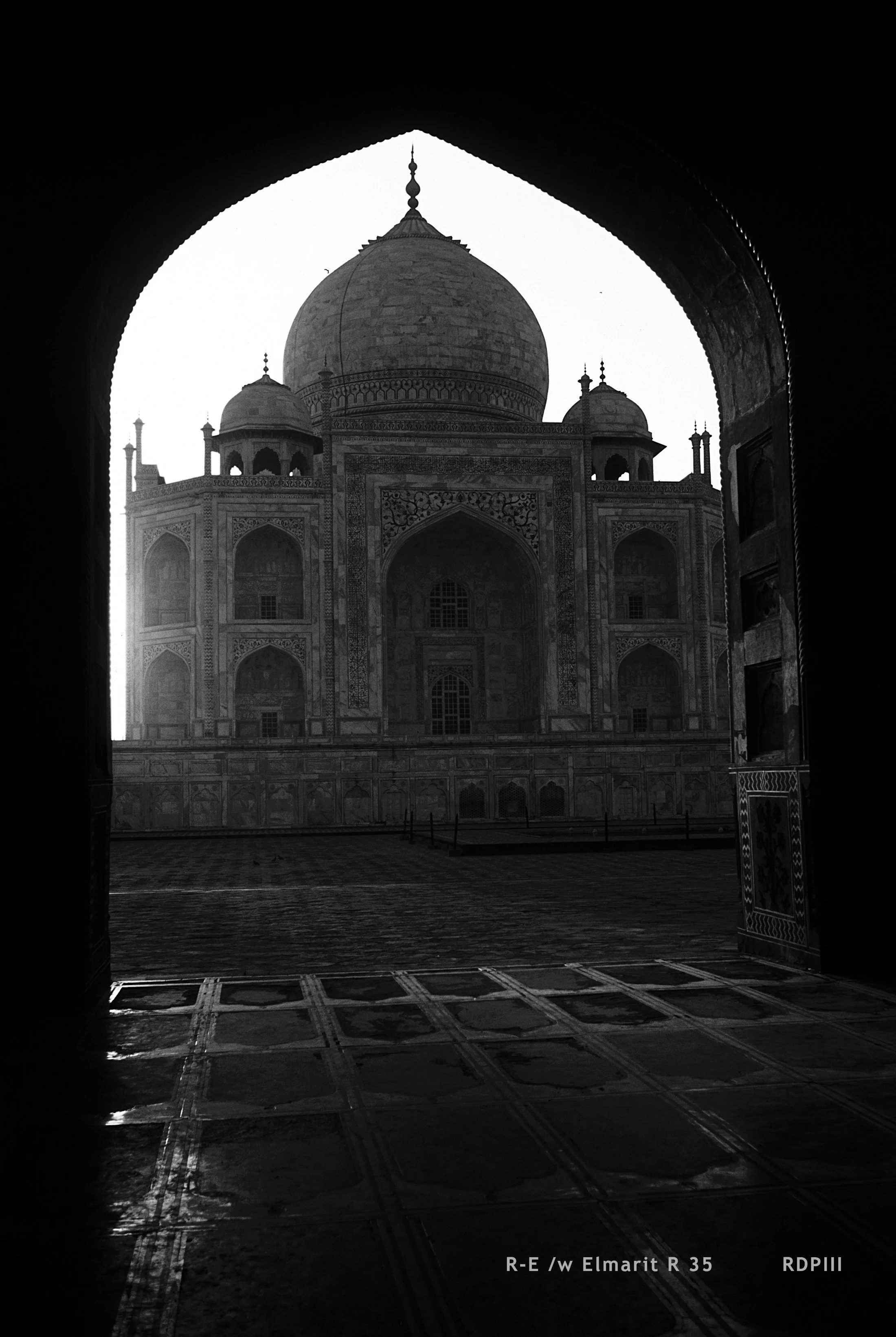 Agra_25_TajMahal_BW.jpg