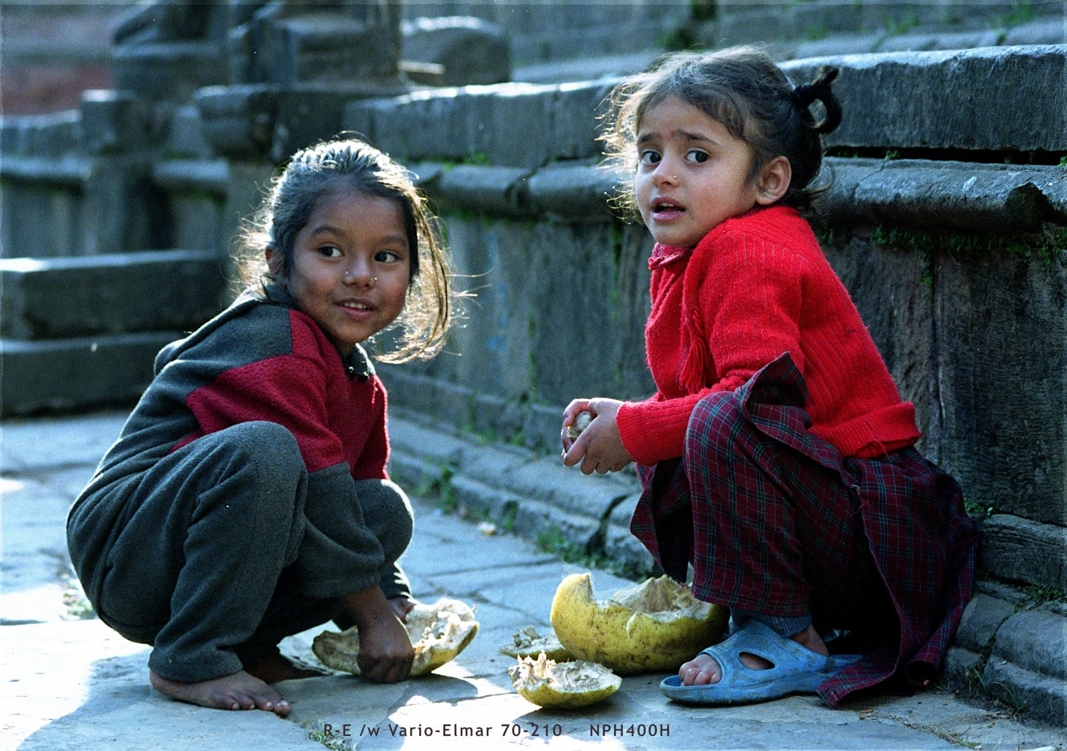 Kathmandu_Twokids(24bit).jpg