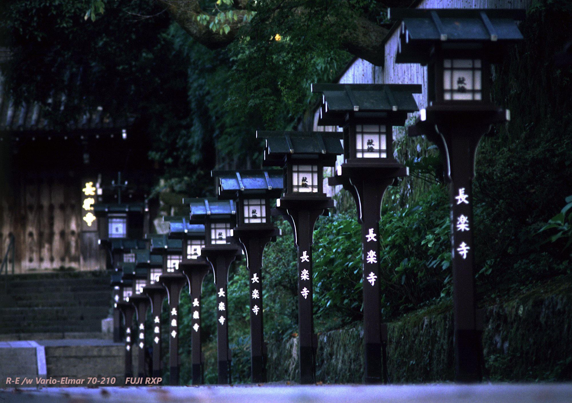 13_Choraku-ji_Lanterns.jpg