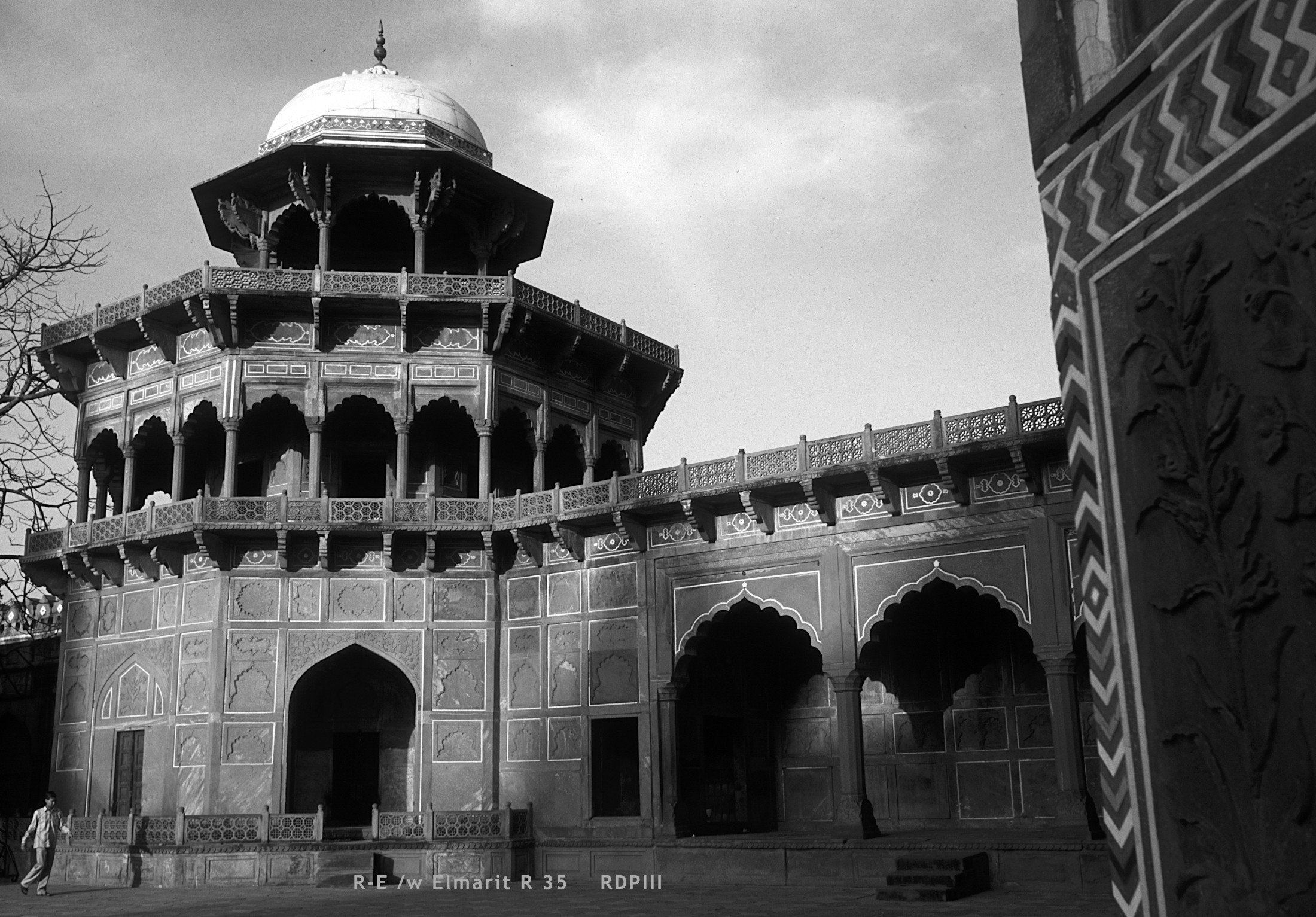 Agra_Taj Majal_27_JamaMasjid_BW.jpg